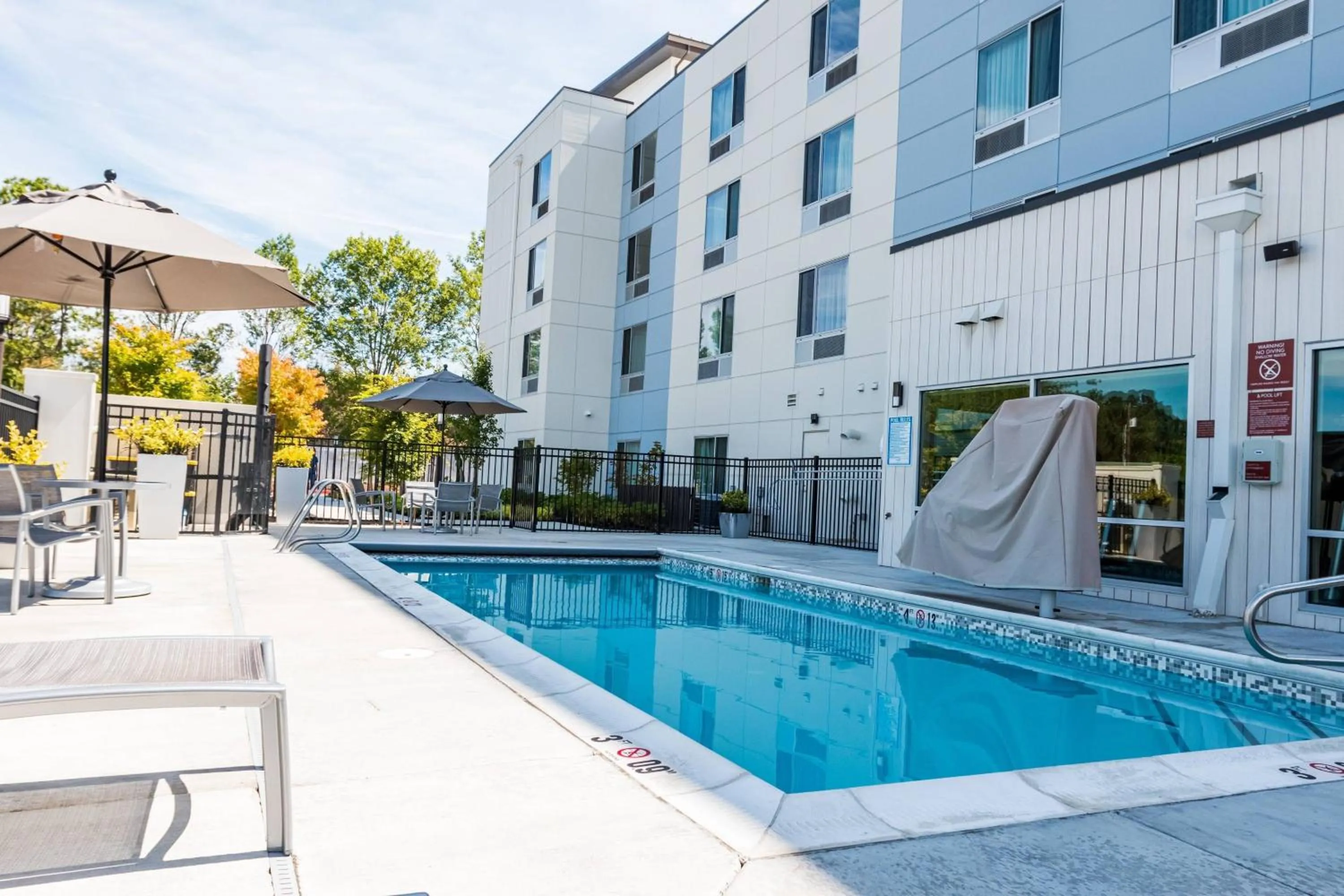 Swimming pool in TownePlace Suites by Marriott Portland Beaverton