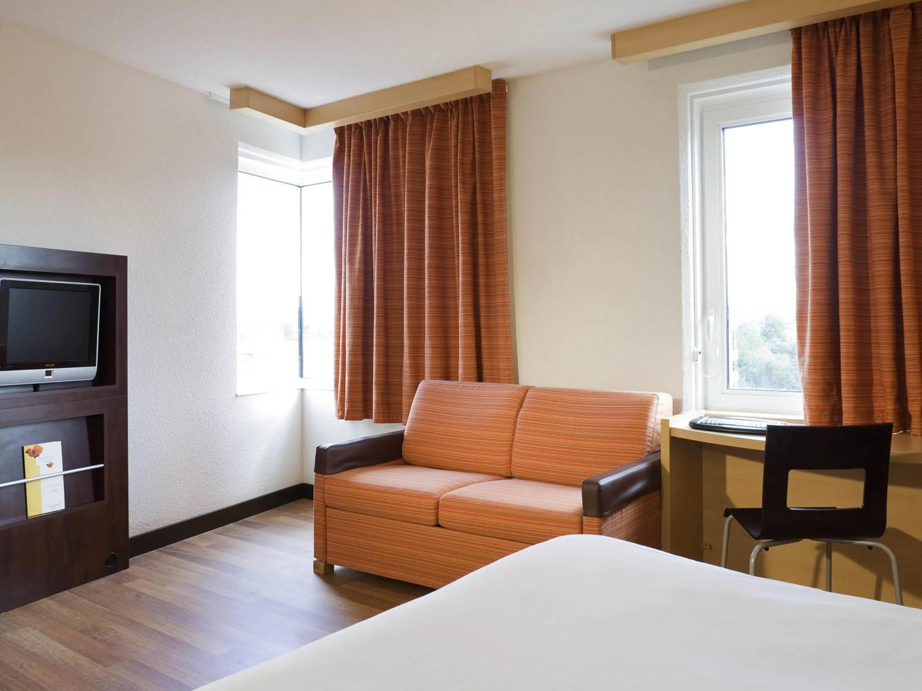 Bedroom, Bed in ibis Bristol Temple Meads