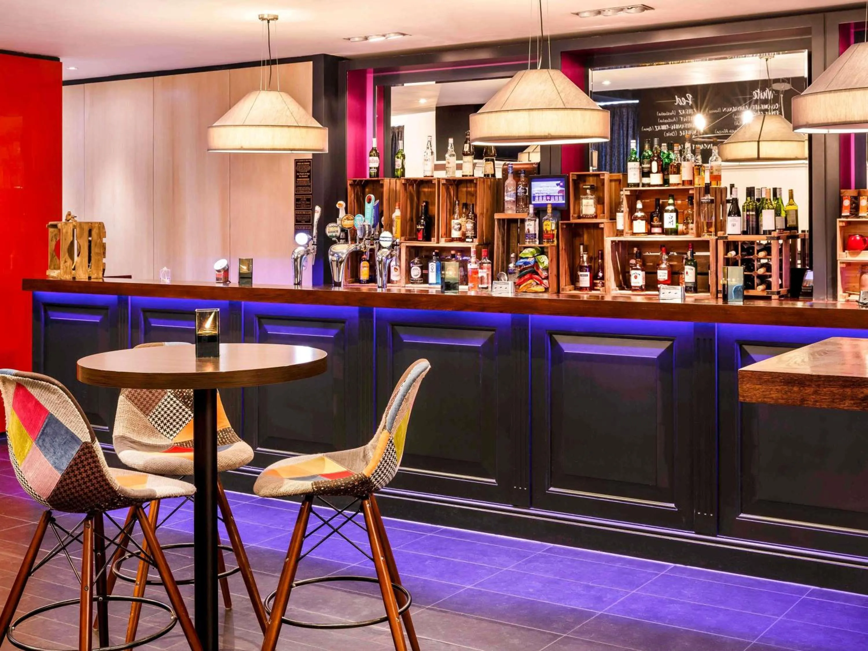Lounge or bar in ibis Bristol Temple Meads