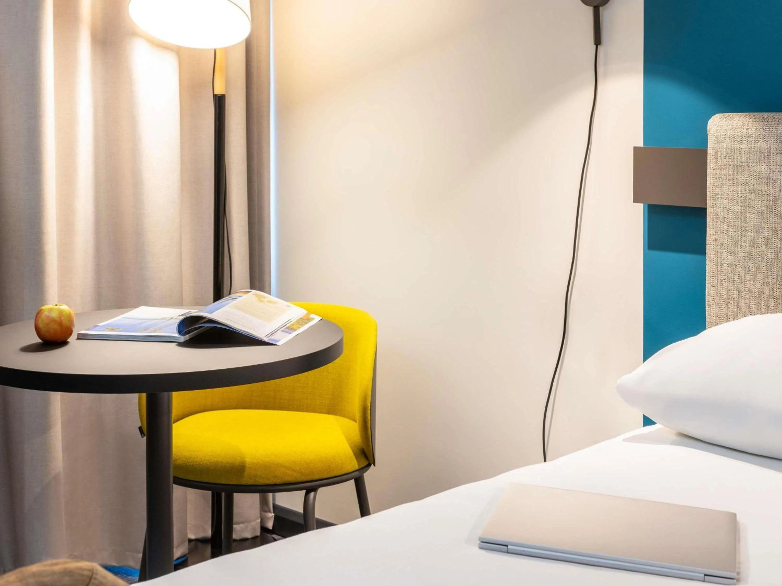 Bedroom, Bed in ibis Bristol Temple Meads