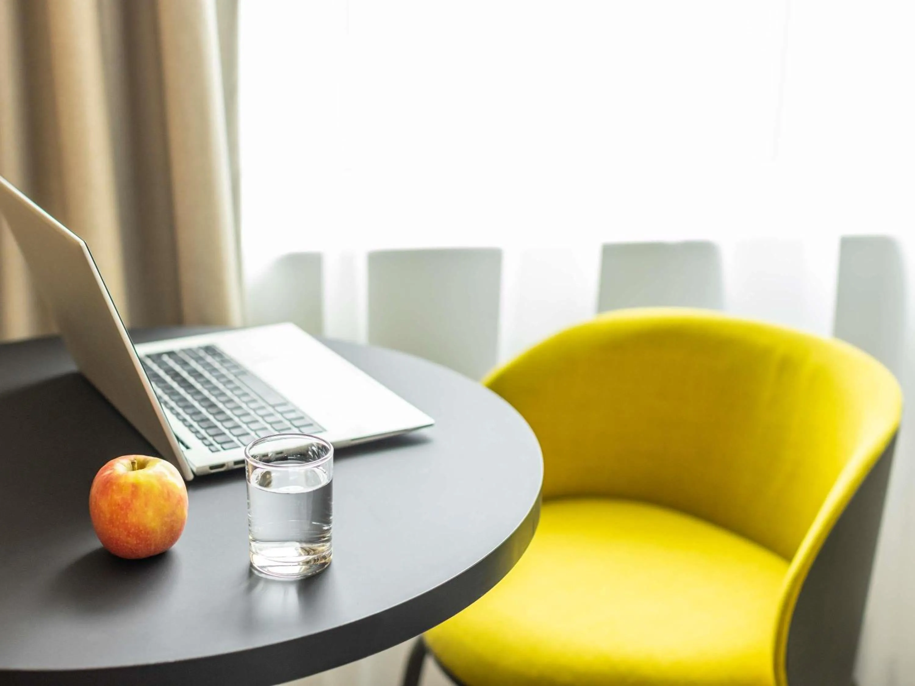Bedroom in ibis Bristol Temple Meads
