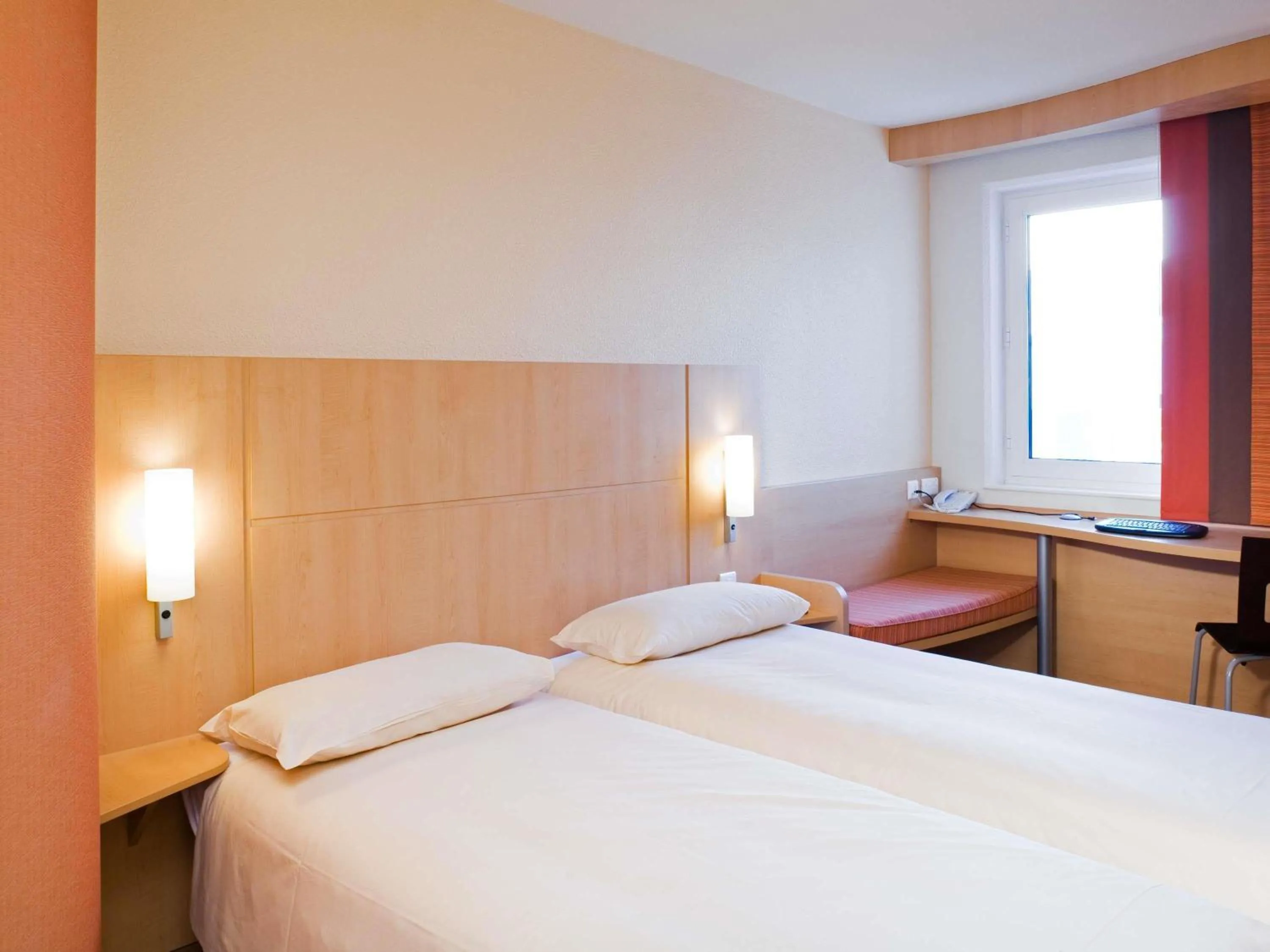 Bedroom, Bed in ibis Bristol Temple Meads