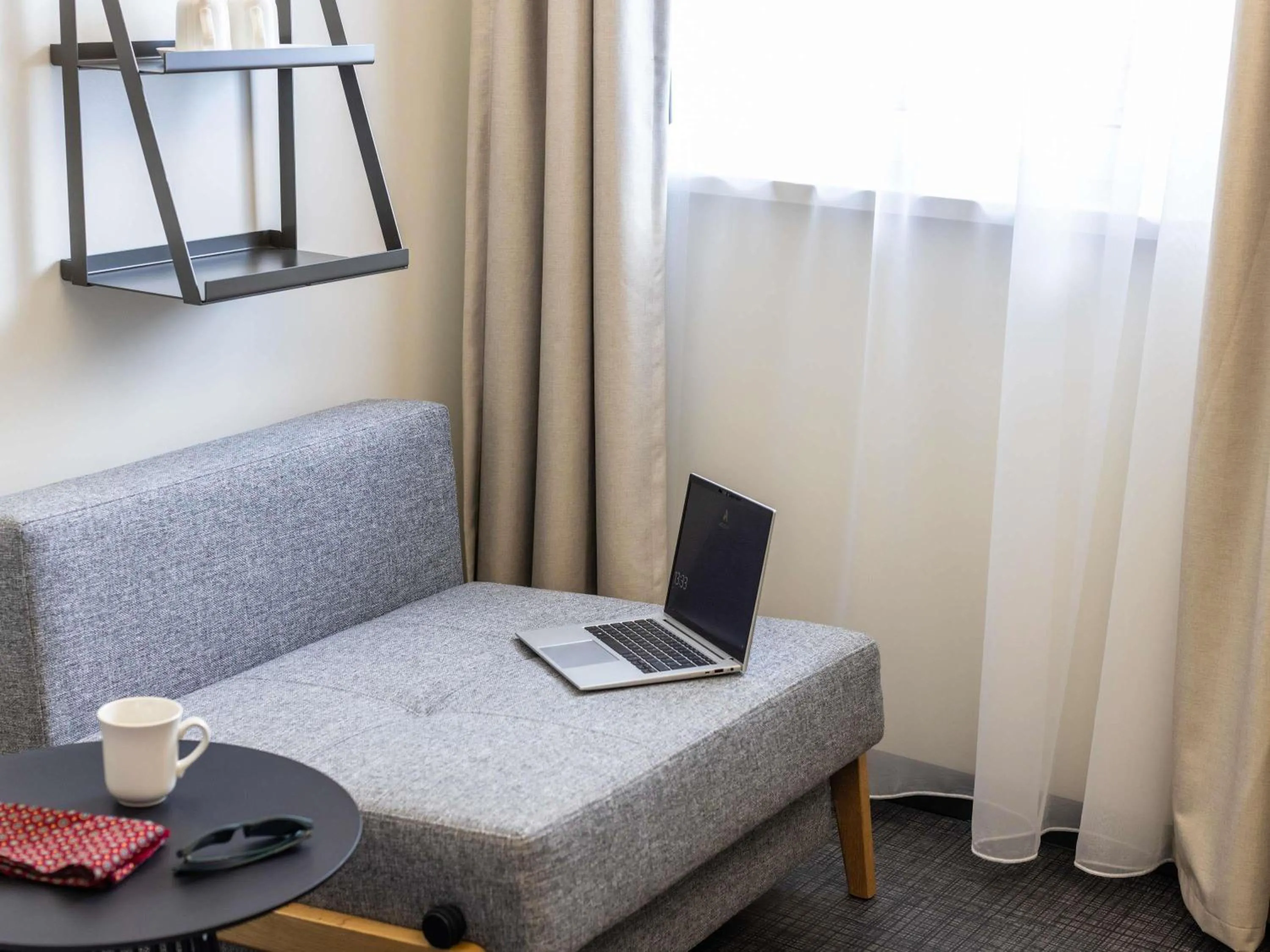 Bedroom in ibis Bristol Temple Meads