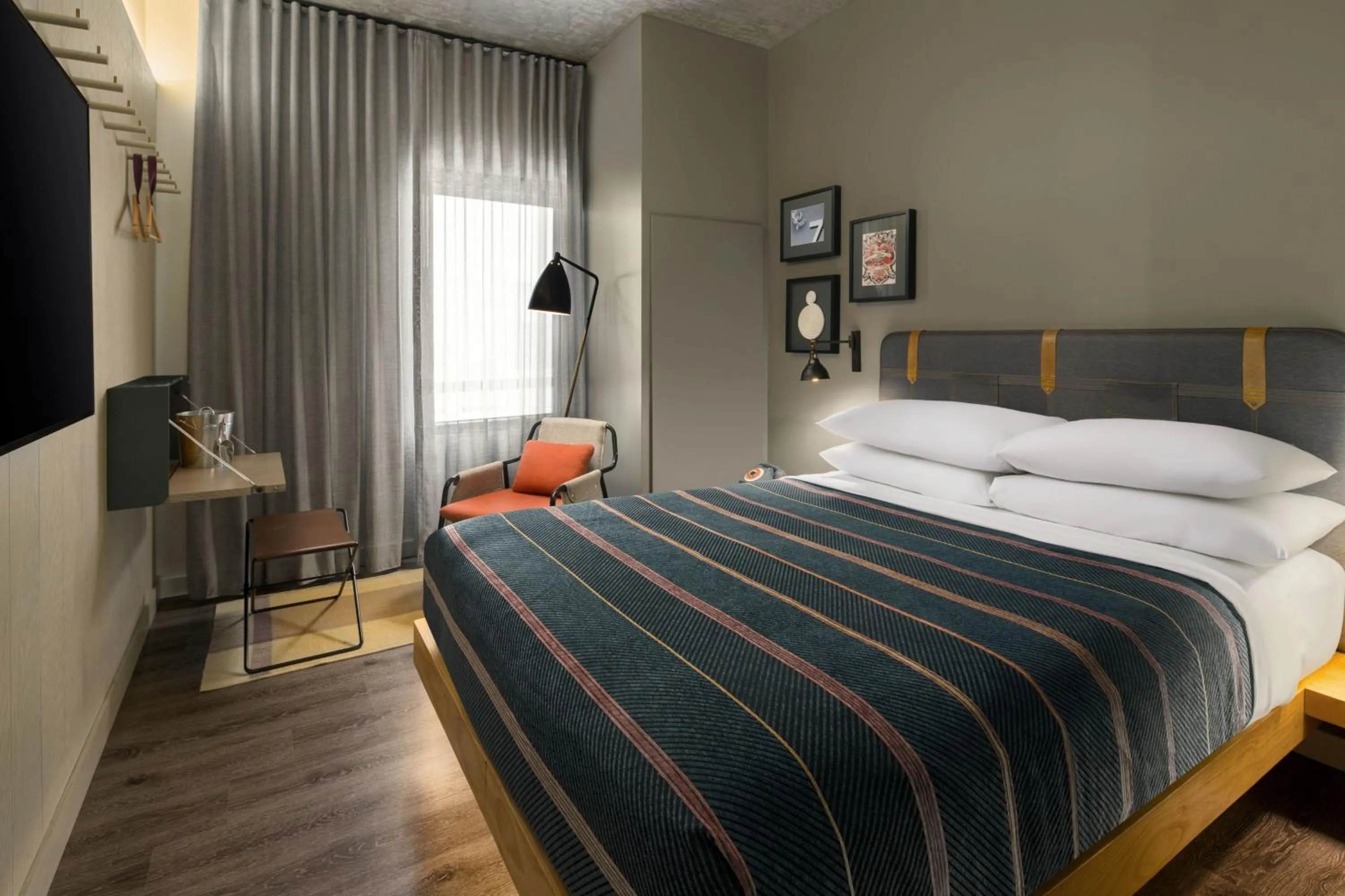 Photo of the whole room, Bed in Moxy San Diego Gaslamp Quarter