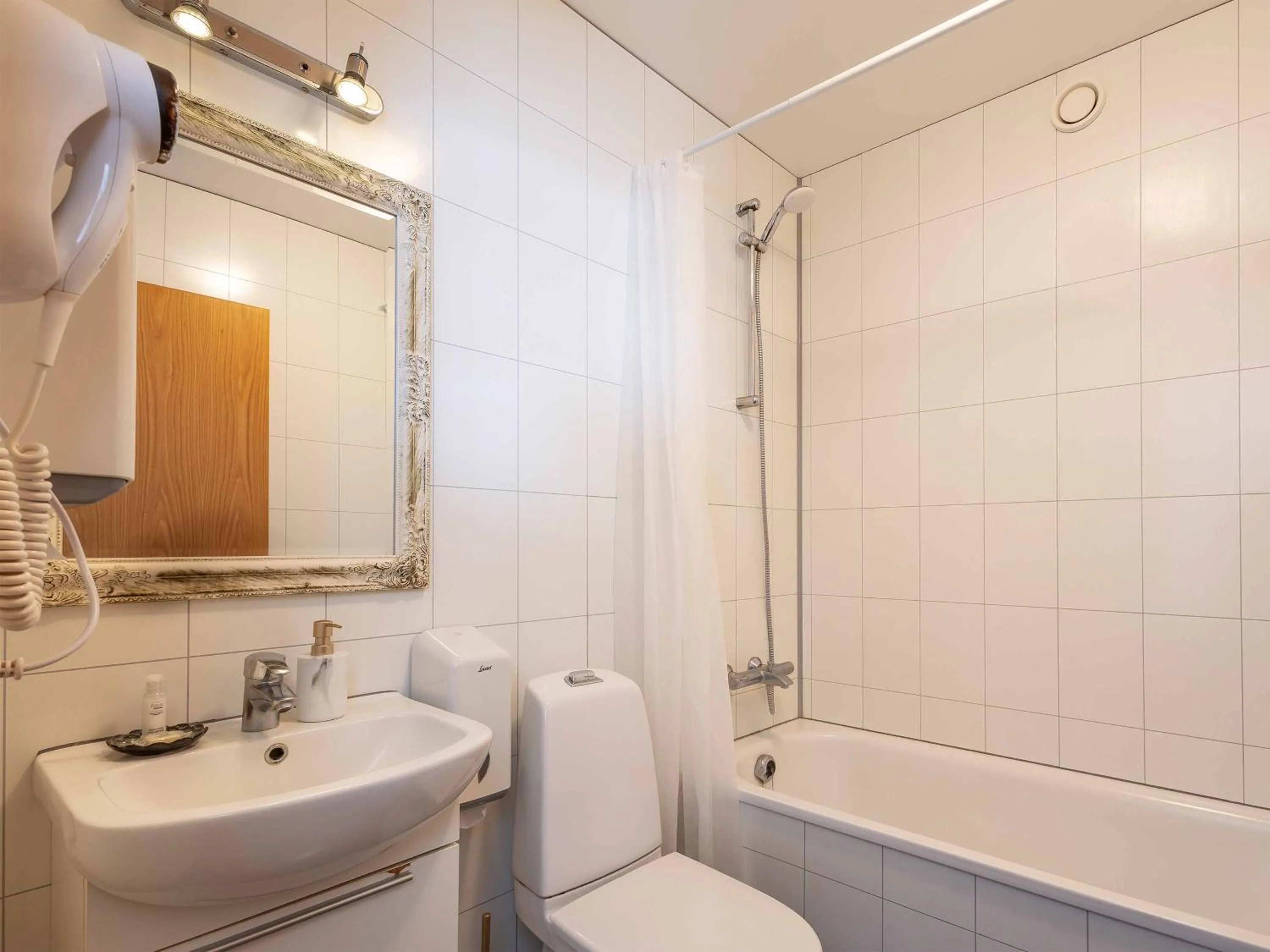 Bathroom in Hótel Húsavík