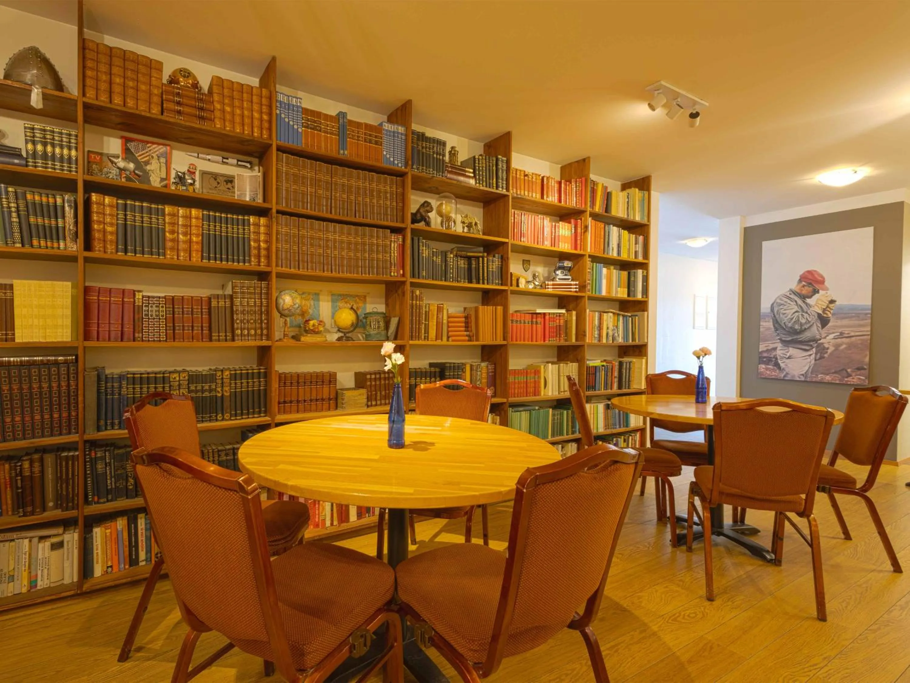 Library in Hótel Húsavík