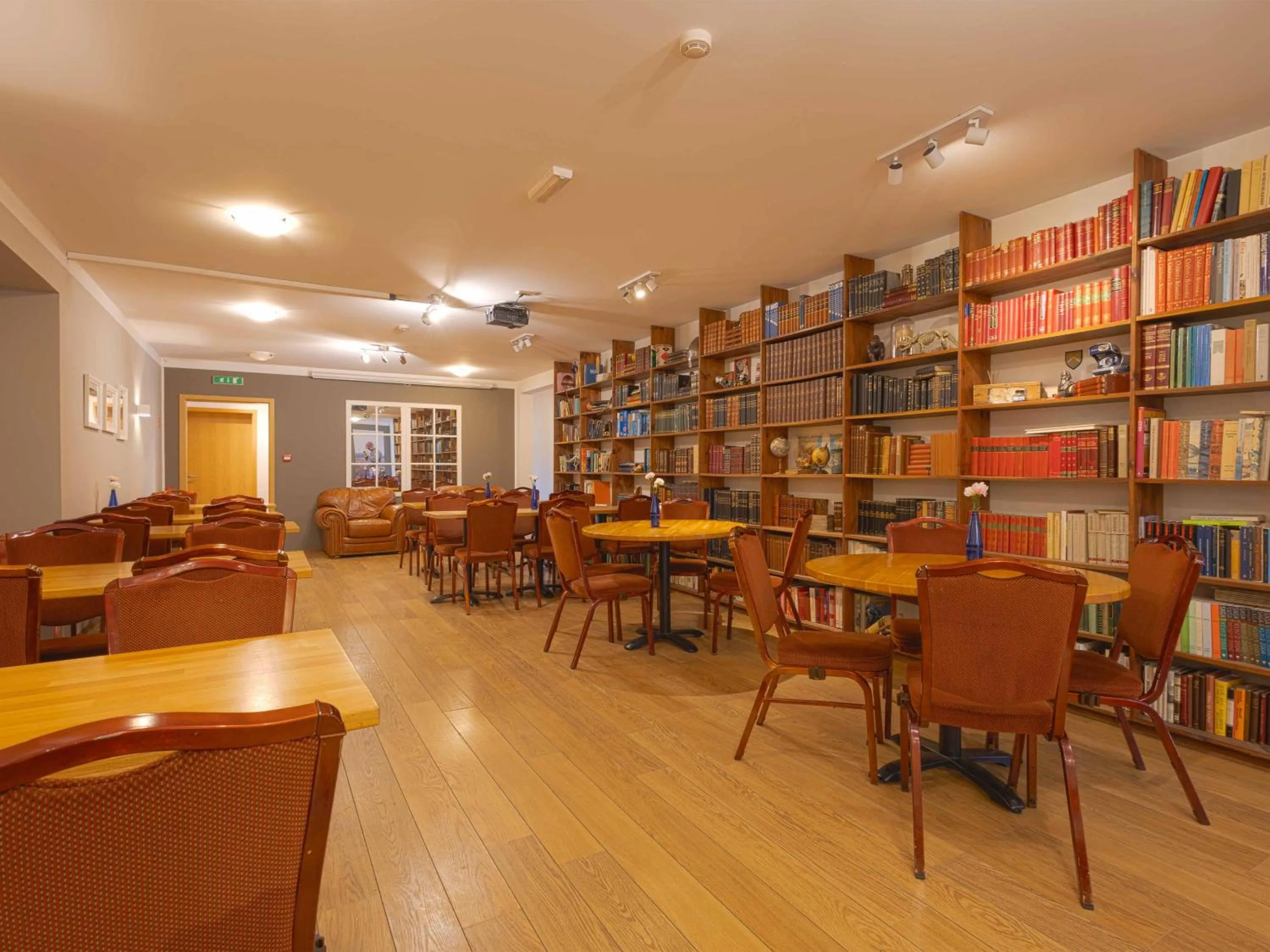 Library in Hótel Húsavík