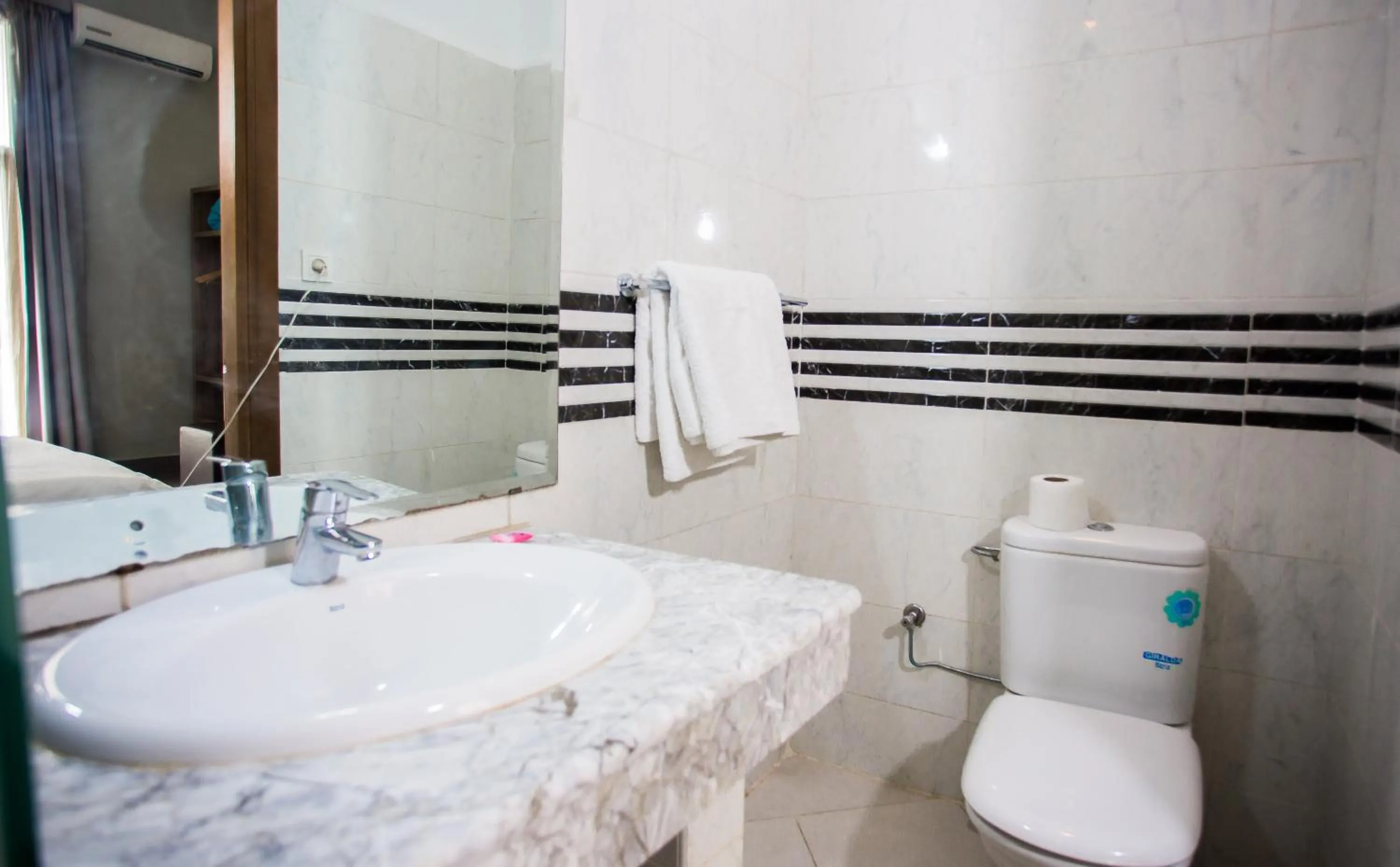 Bathroom in Hôtel Olympic