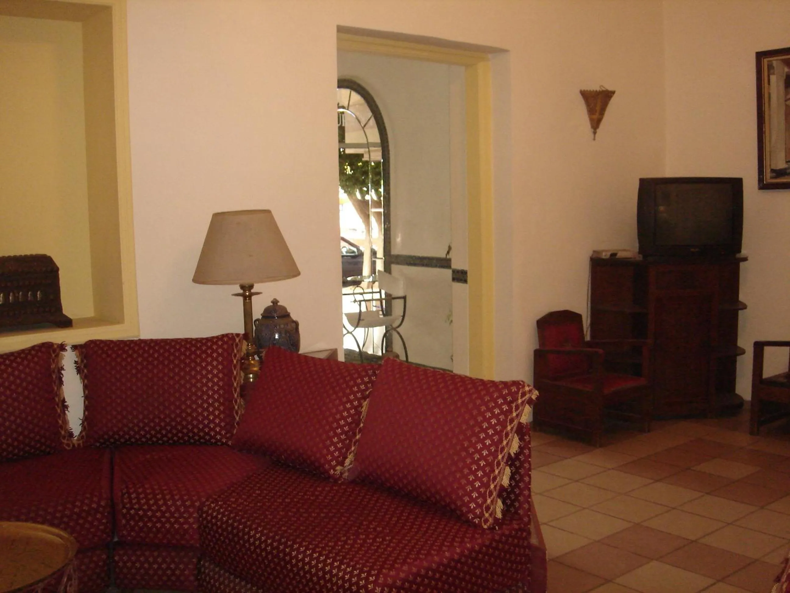 Communal lounge/ TV room in Hôtel Olympic