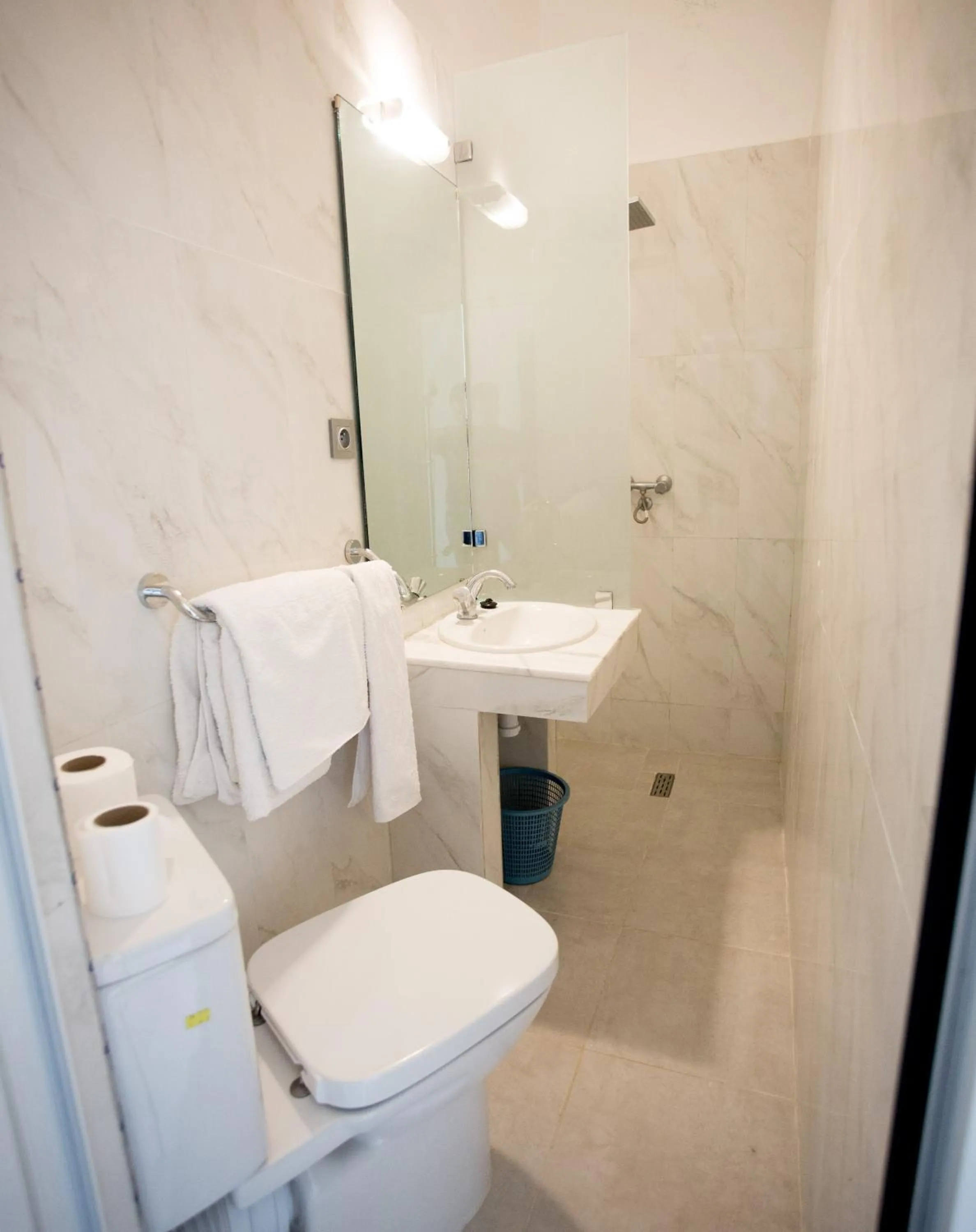 Bathroom in Hôtel Olympic