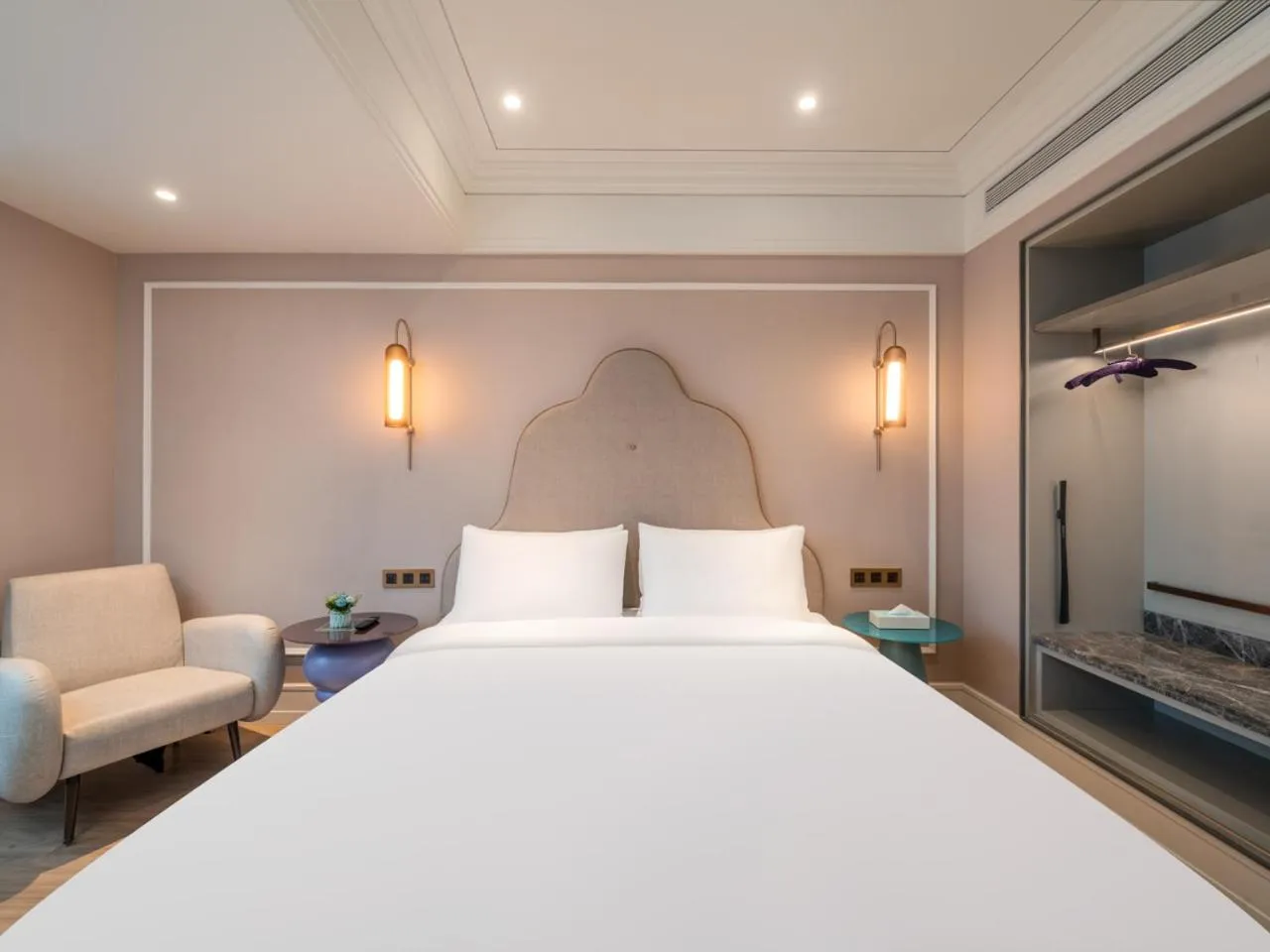 Photo of the whole room in Mercure Shanghai Global Harbour