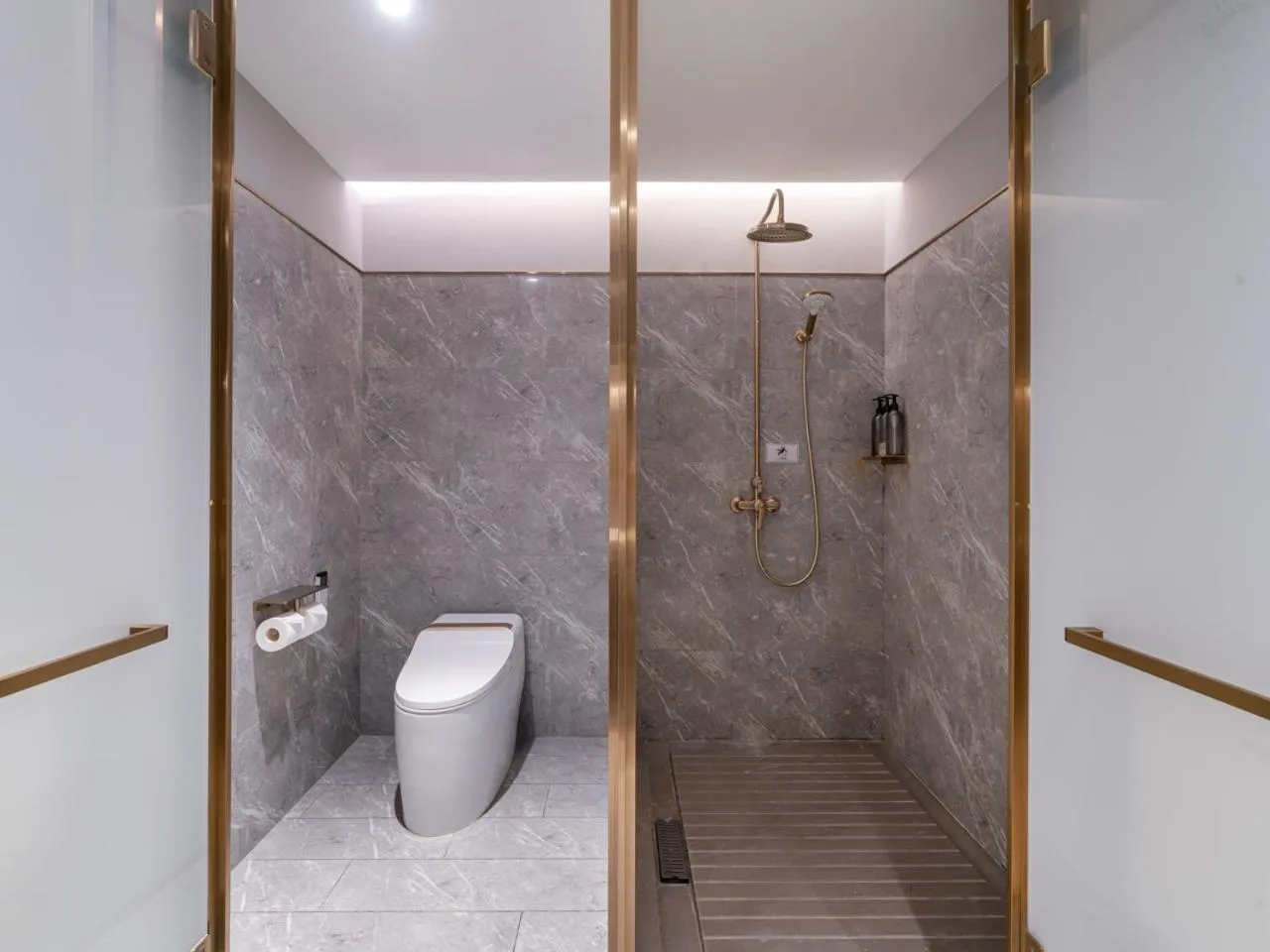 Toilet in Mercure Shanghai Global Harbour