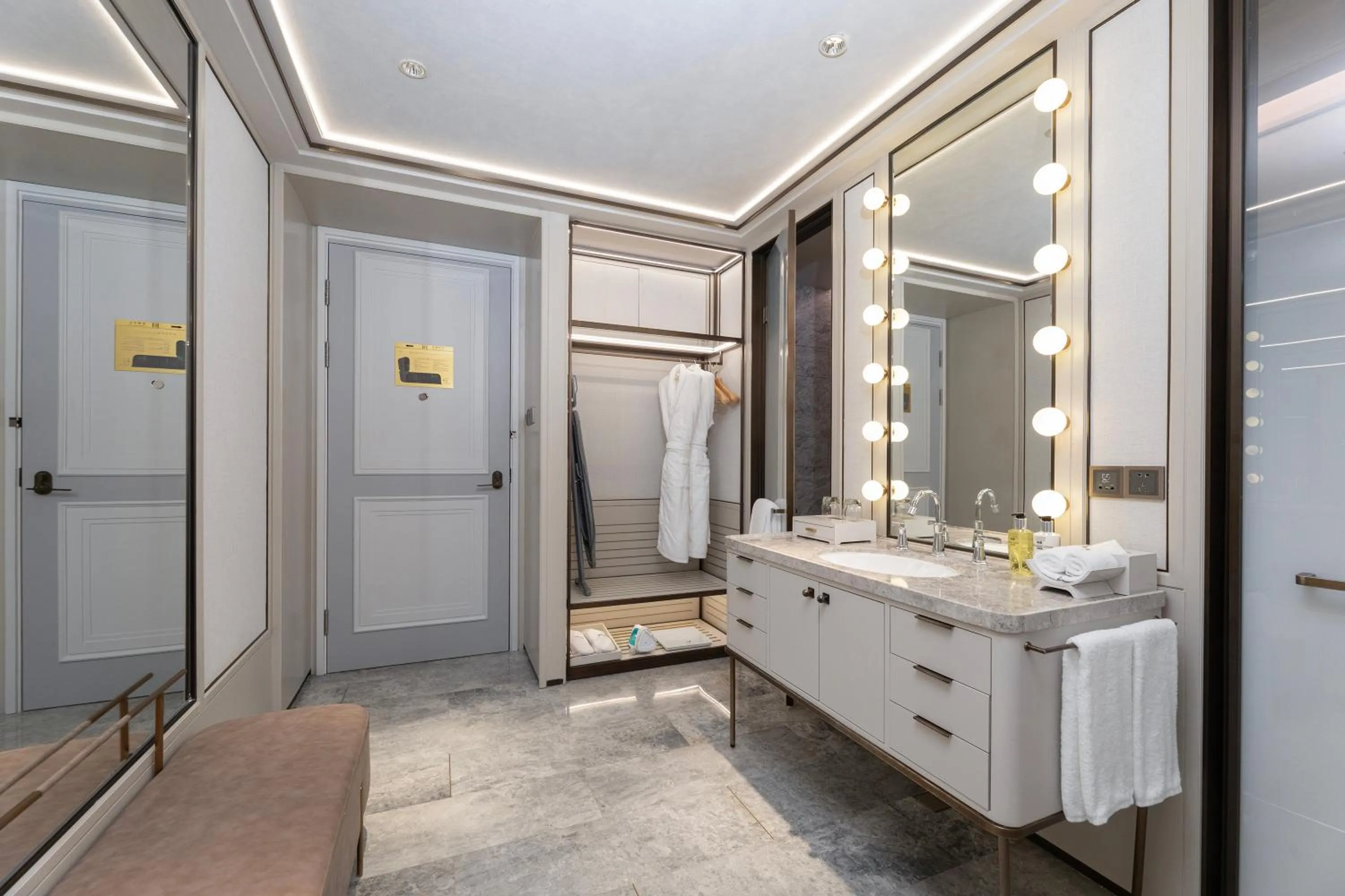 wardrobe in MaxX by Steigenberger Guangzhou Zhujiang New Town - Free Shuttle bus to Canton Fair Complex during Canton Fair Period