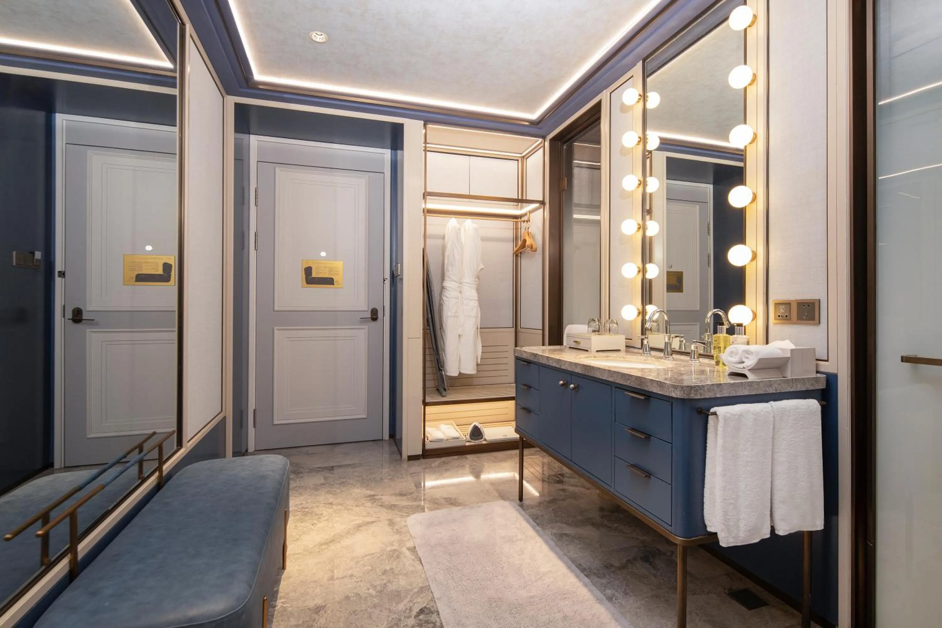 wardrobe in MaxX by Steigenberger Guangzhou Zhujiang New Town - Free Shuttle bus to Canton Fair Complex during Canton Fair Period