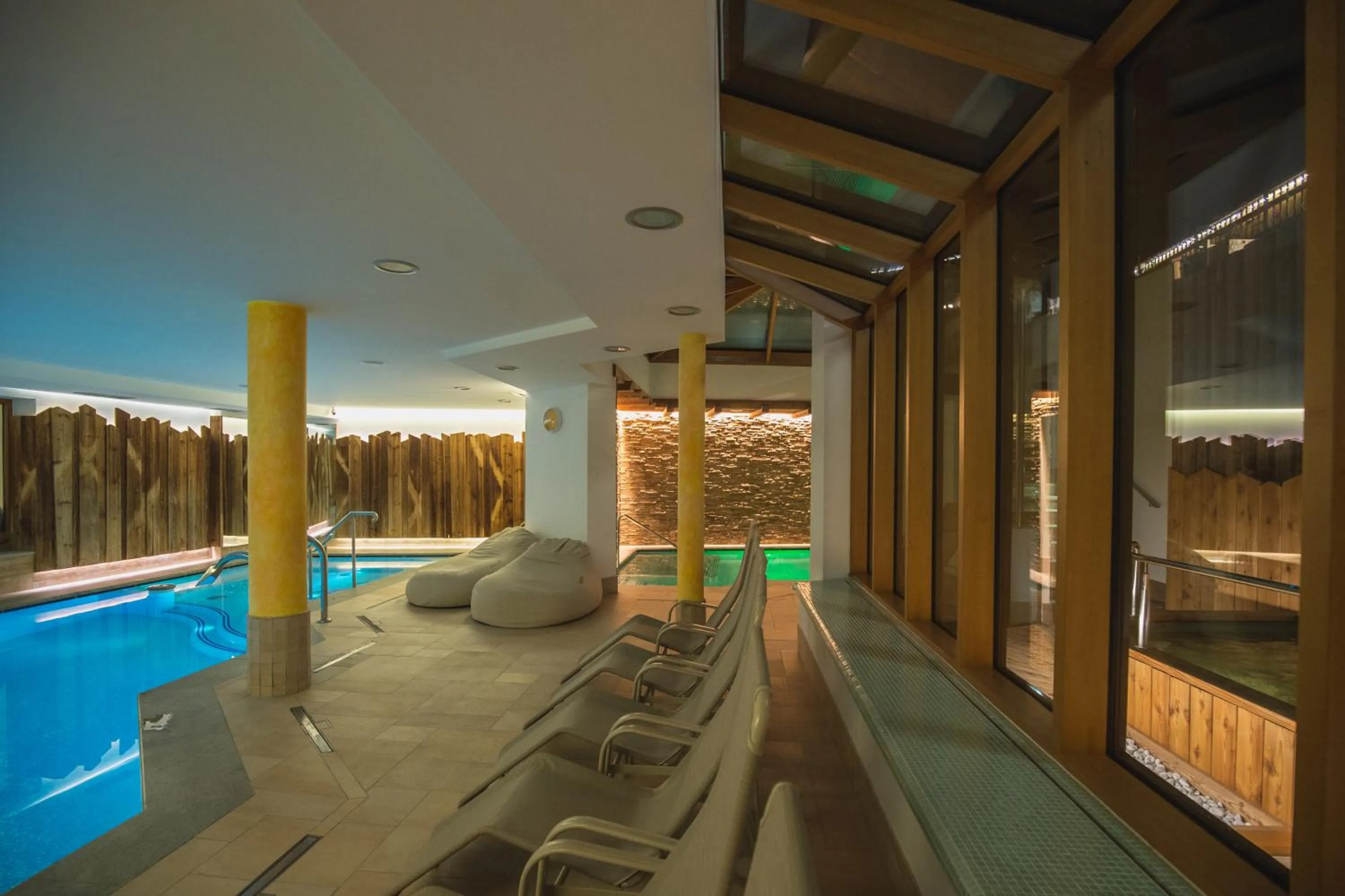 Swimming pool in Hotel Ambiez