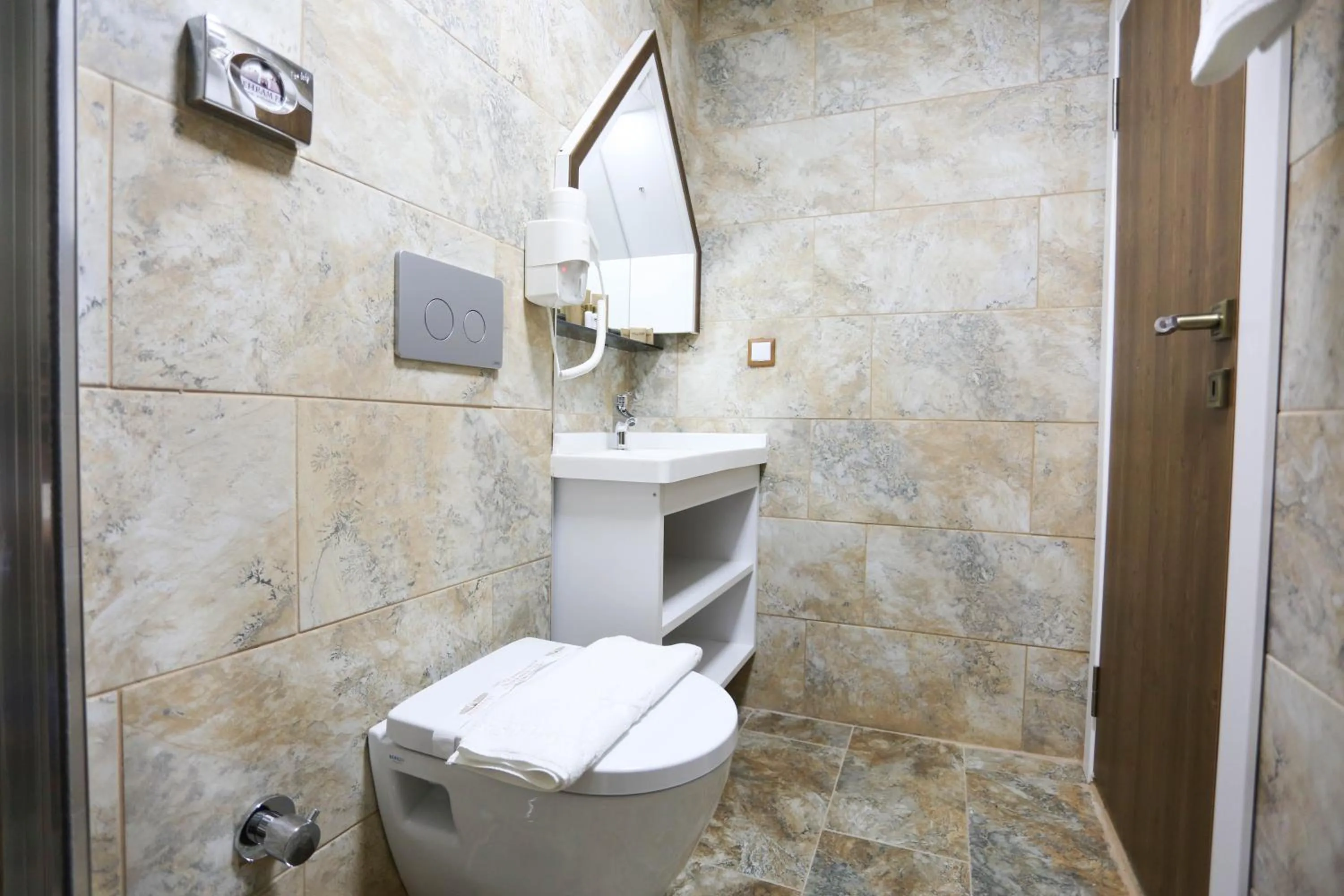 Shower in BEHRAMPAŞA OTEL &CAFE &RESTAURANT