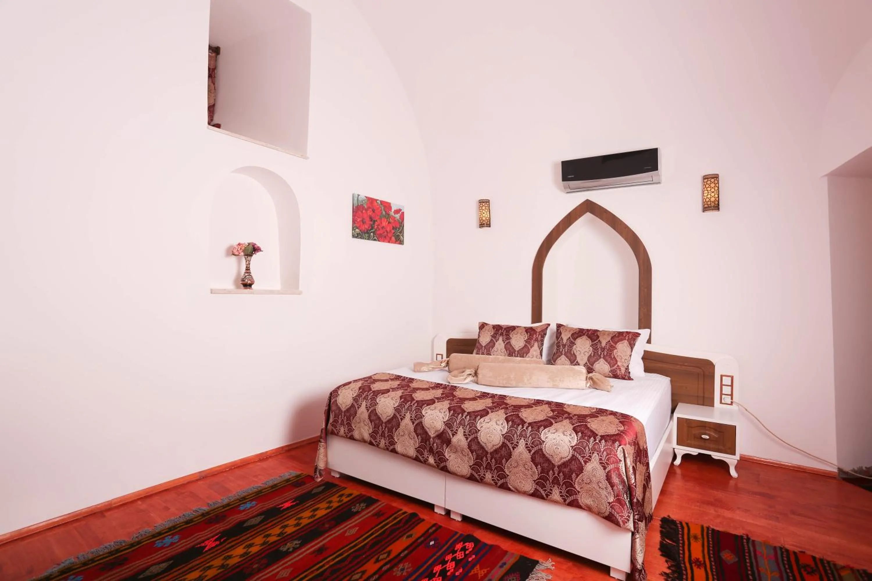 Living room, Bed in BEHRAMPAŞA OTEL &CAFE &RESTAURANT