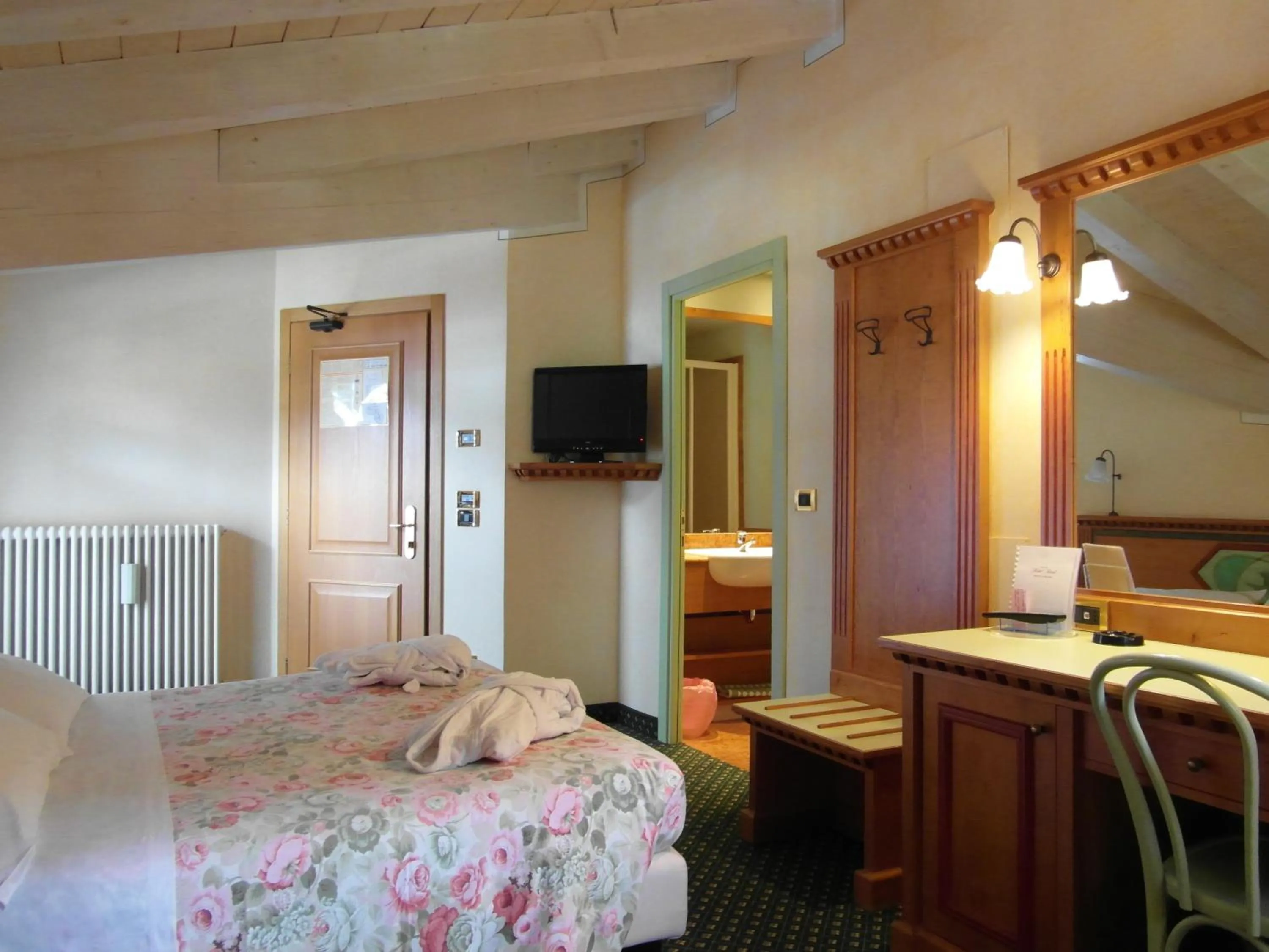 Bedroom, Bed in Hotel Ideal