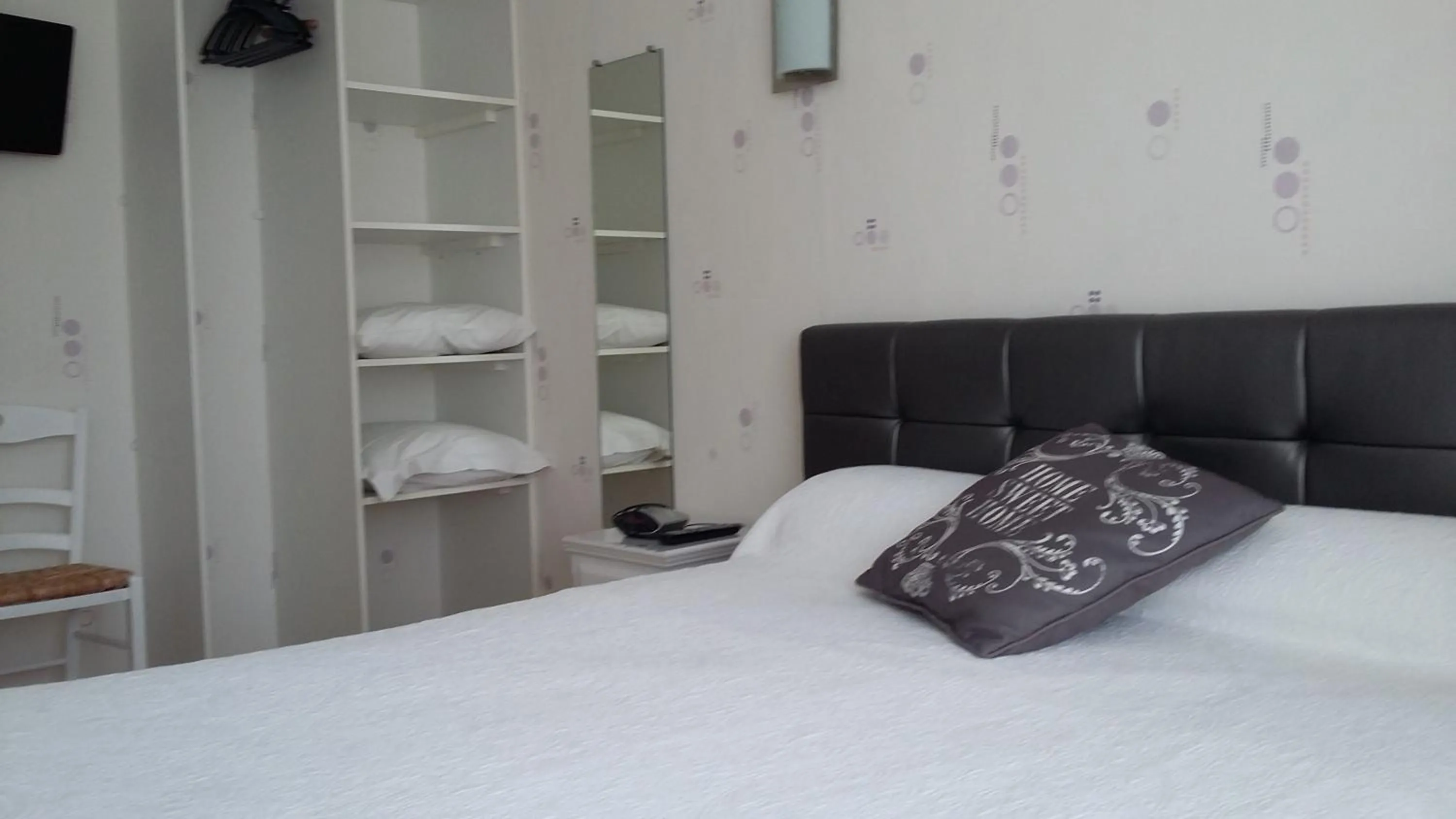 Bed in A La Bonne Adresse