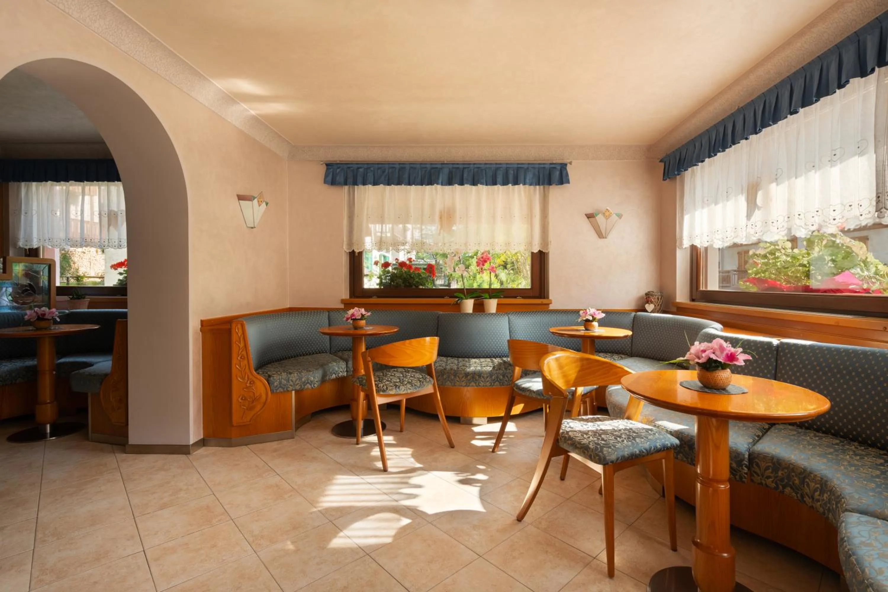 Communal lounge/ TV room in Hotel Villa Emma