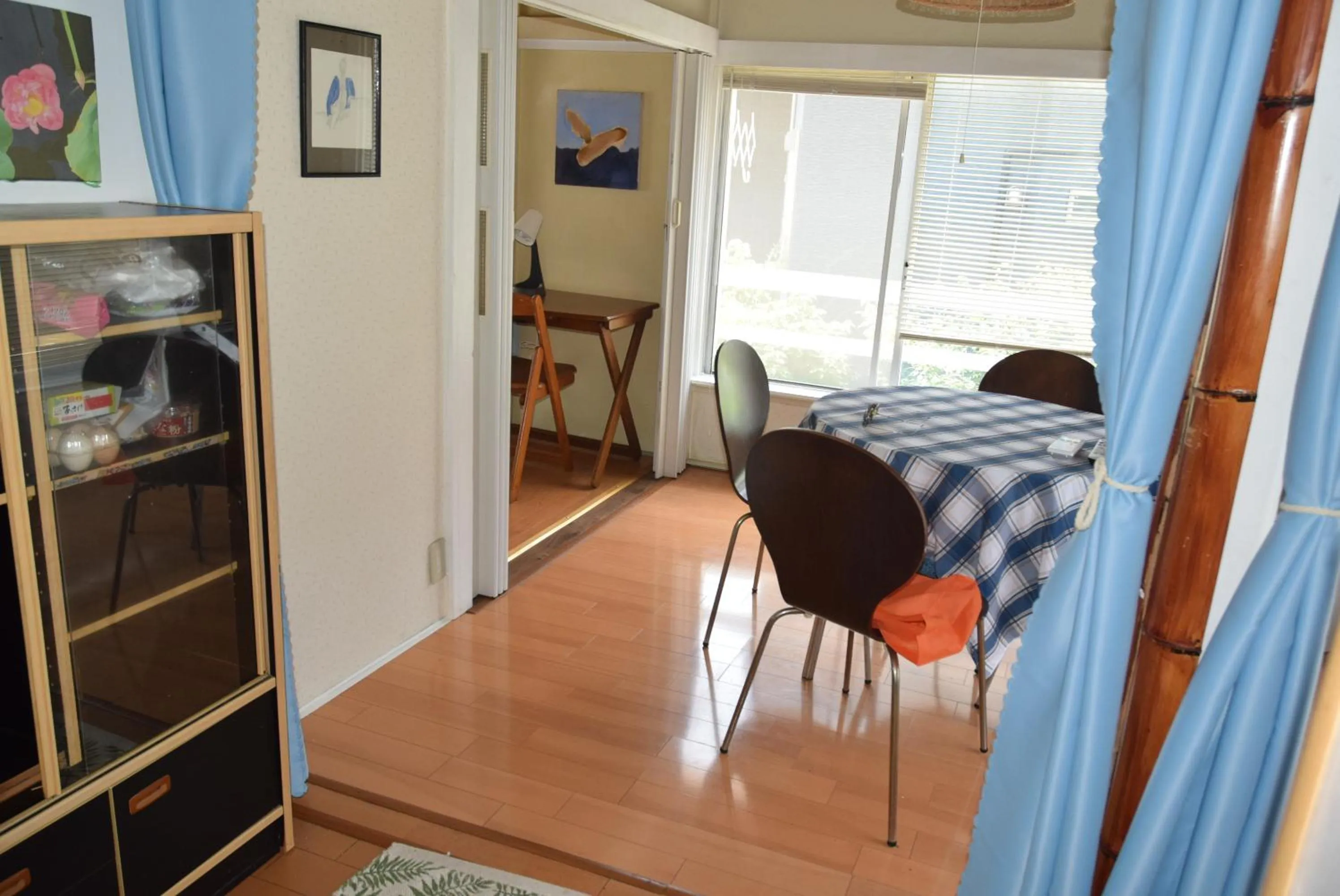 Dining area in EMS Enoshima クラシックゲストハウス 寝室は個室 犬OK