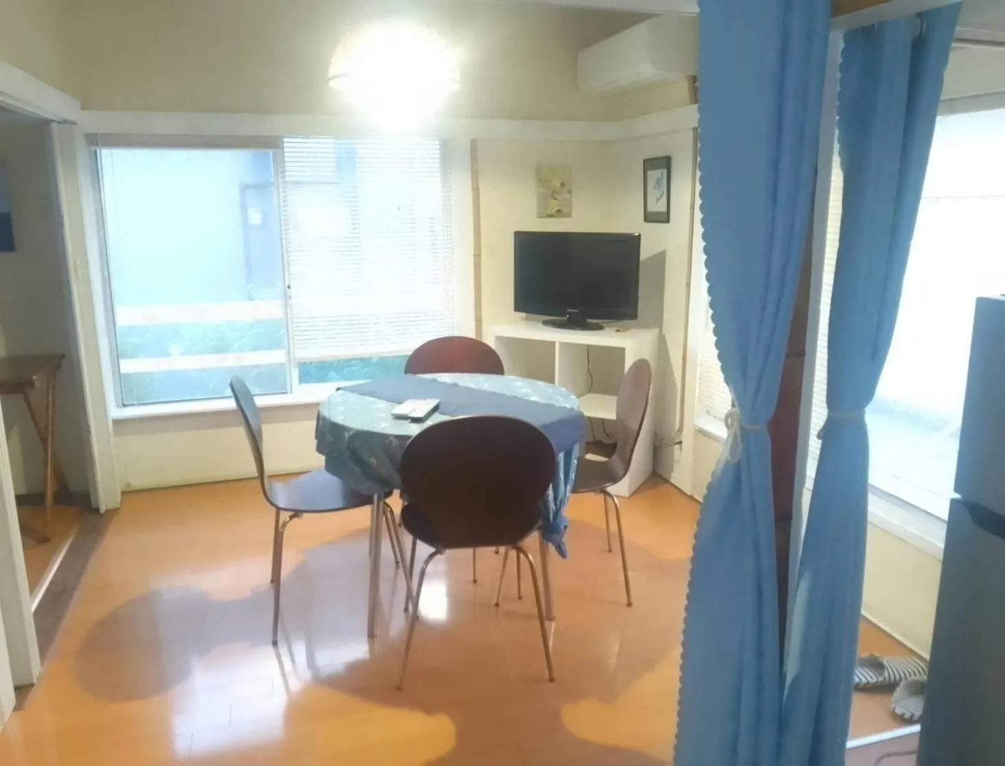 Communal lounge/ TV room in EMS Enoshima クラシックゲストハウス 寝室は個室 犬OK