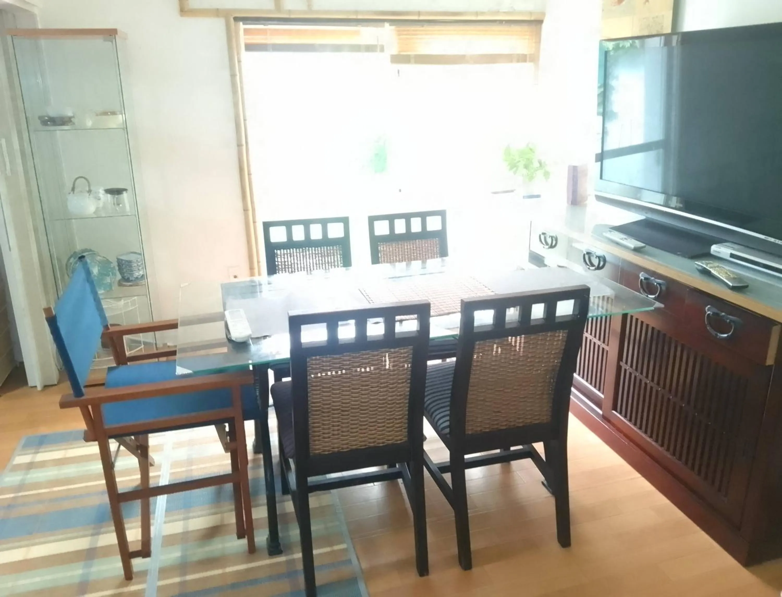 Communal lounge/ TV room in EMS Enoshima クラシックゲストハウス 寝室は個室 犬OK