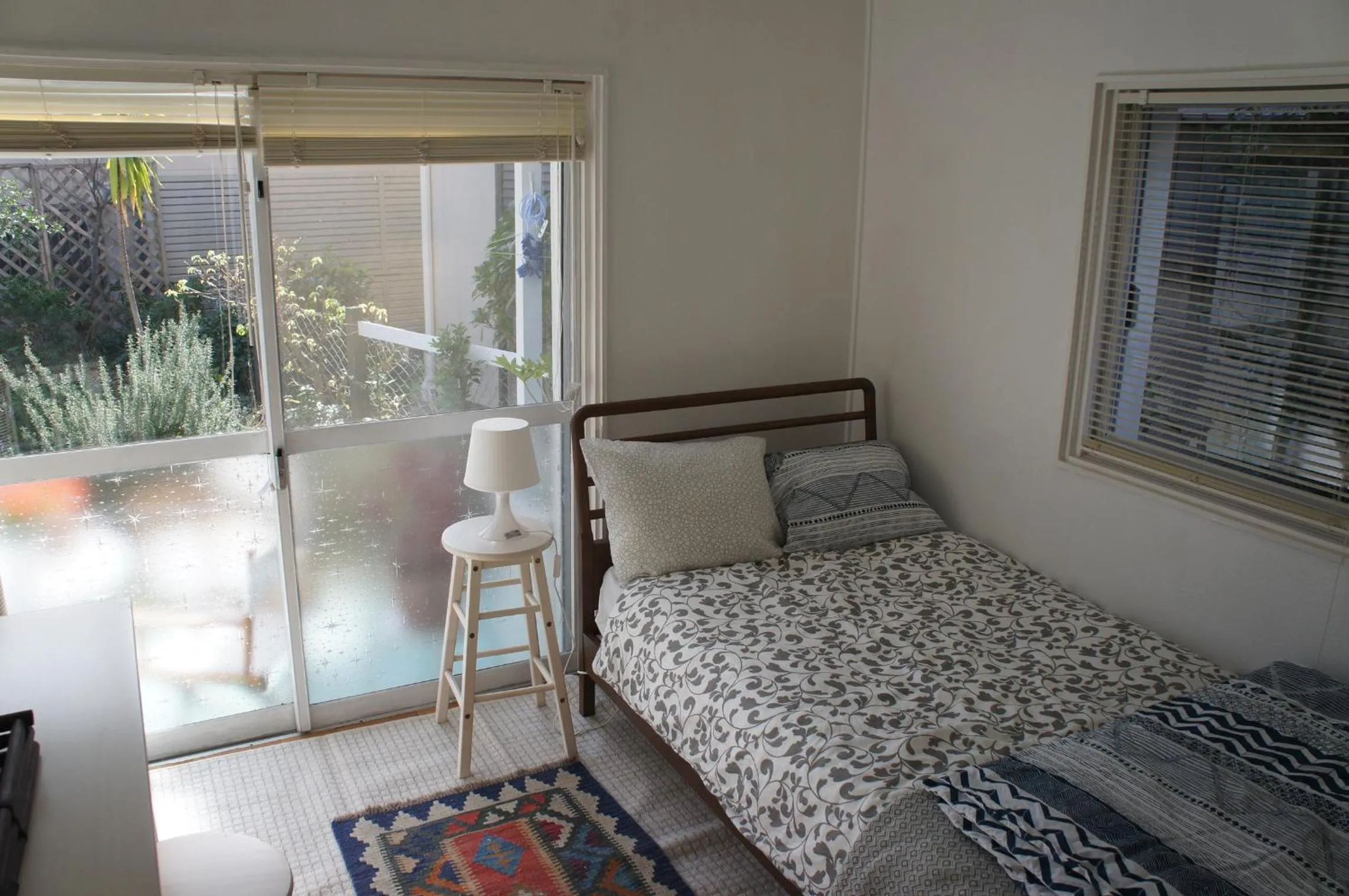 Bed in EMS Enoshima クラシックゲストハウス 寝室は個室 犬OK