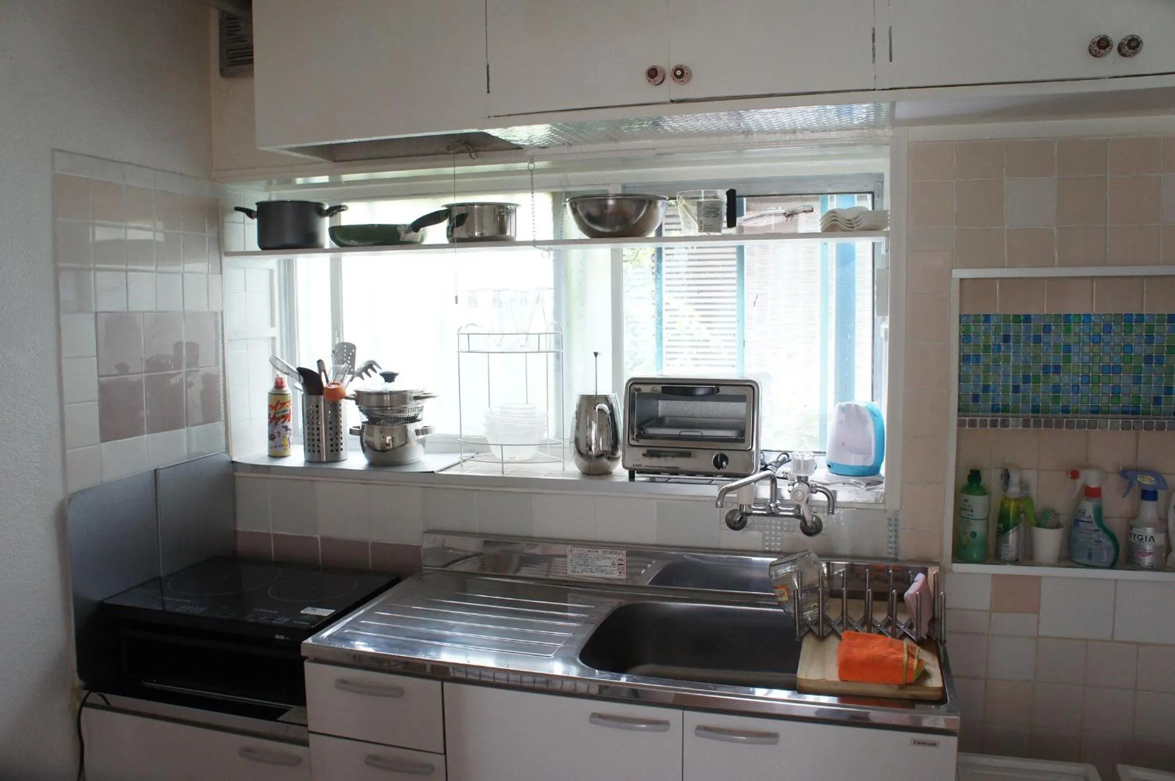 Communal kitchen in EMS Enoshima クラシックゲストハウス 寝室は個室 犬OK