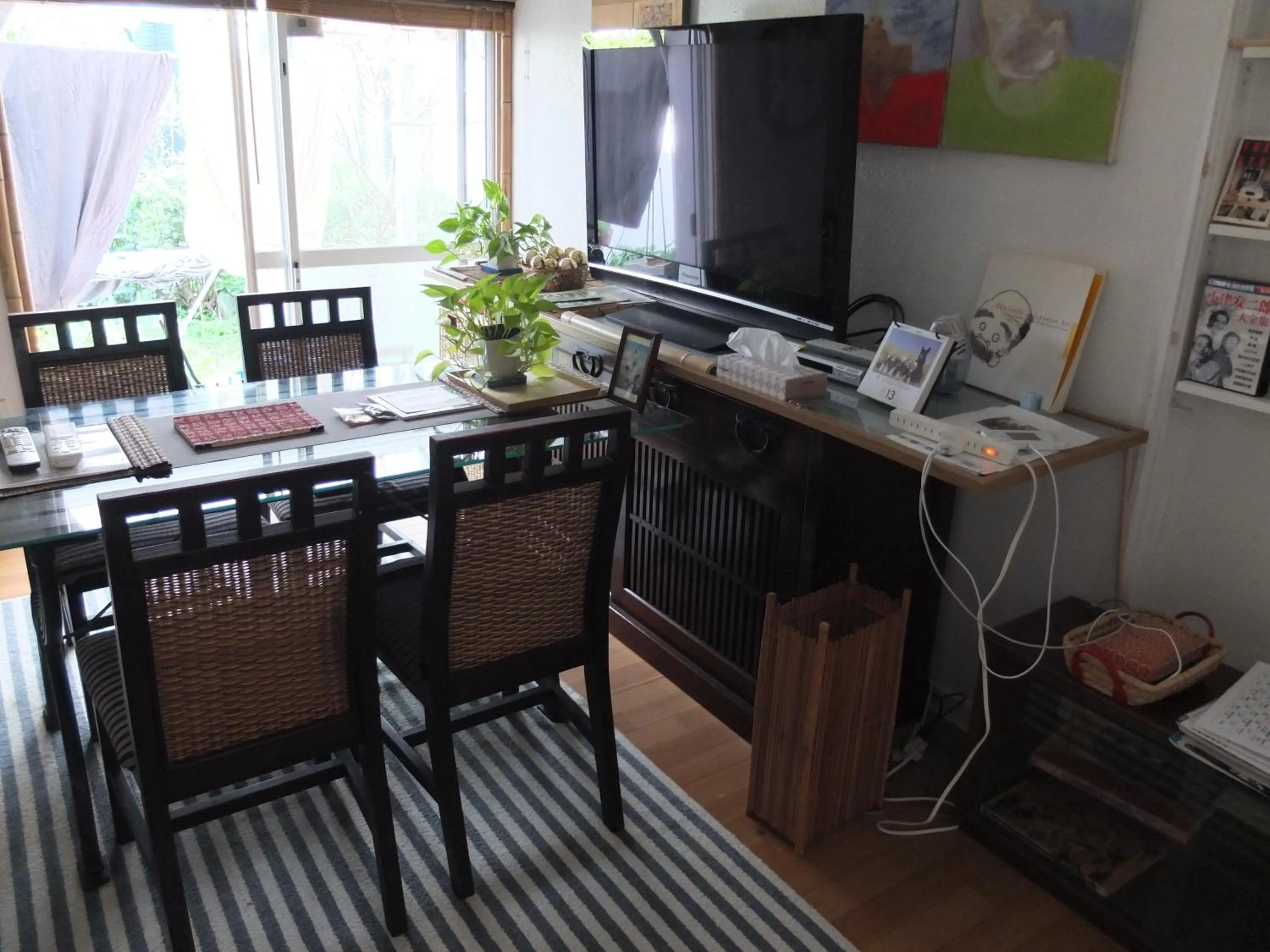 Communal lounge/ TV room in EMS Enoshima クラシックゲストハウス 寝室は個室 犬OK