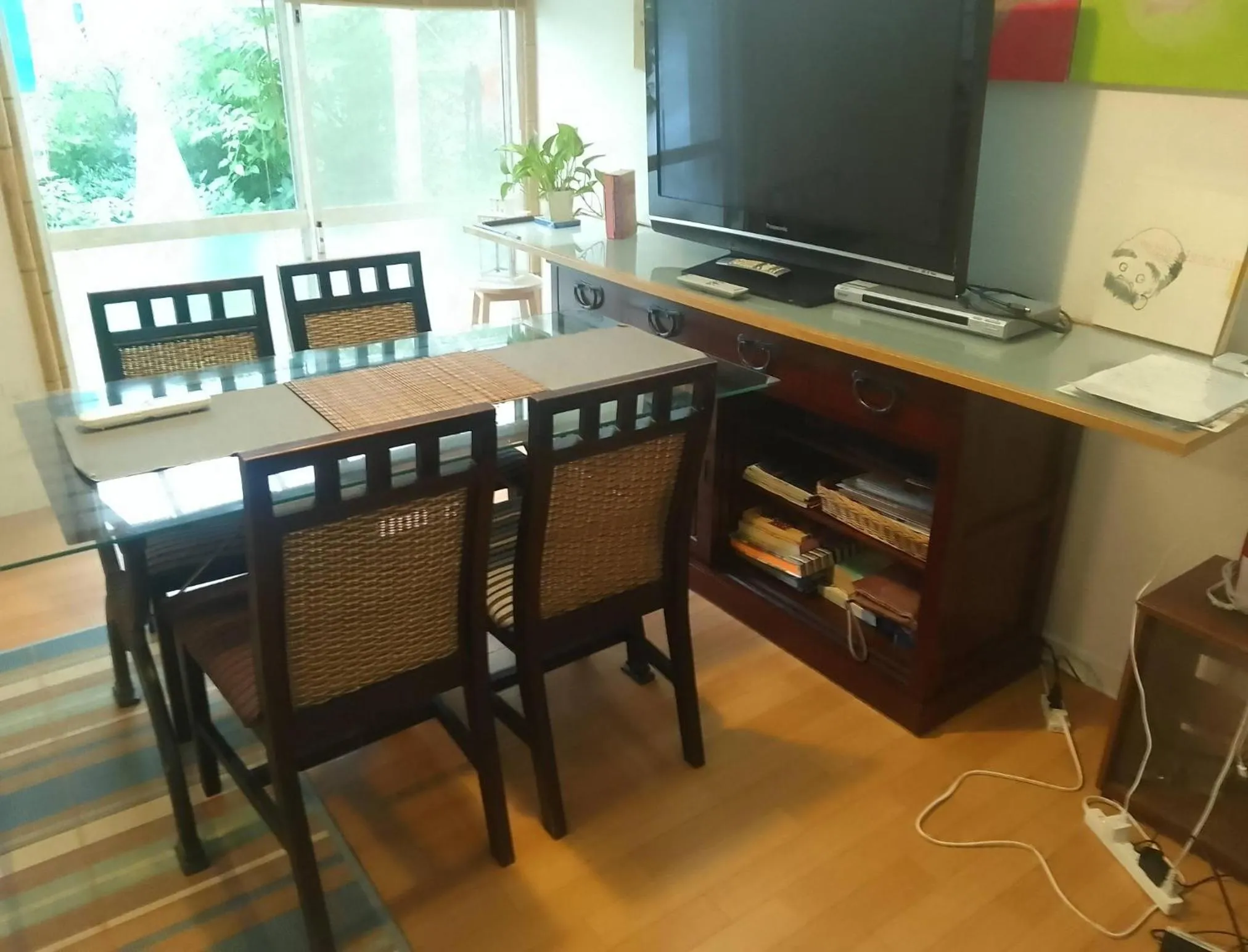 Living room in EMS Enoshima クラシックゲストハウス 寝室は個室 犬OK