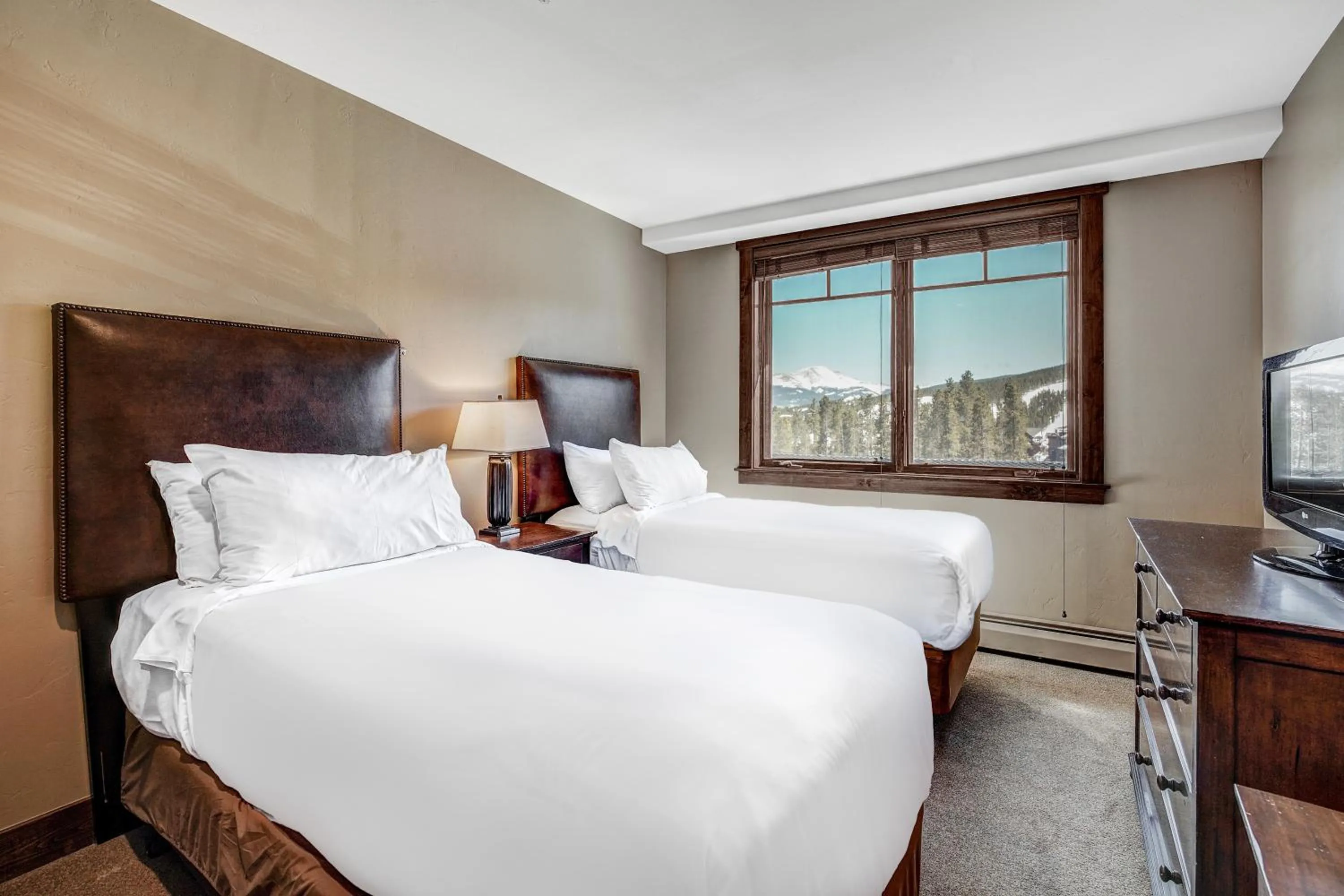 Bed in Crystal Peak Lodge C7400