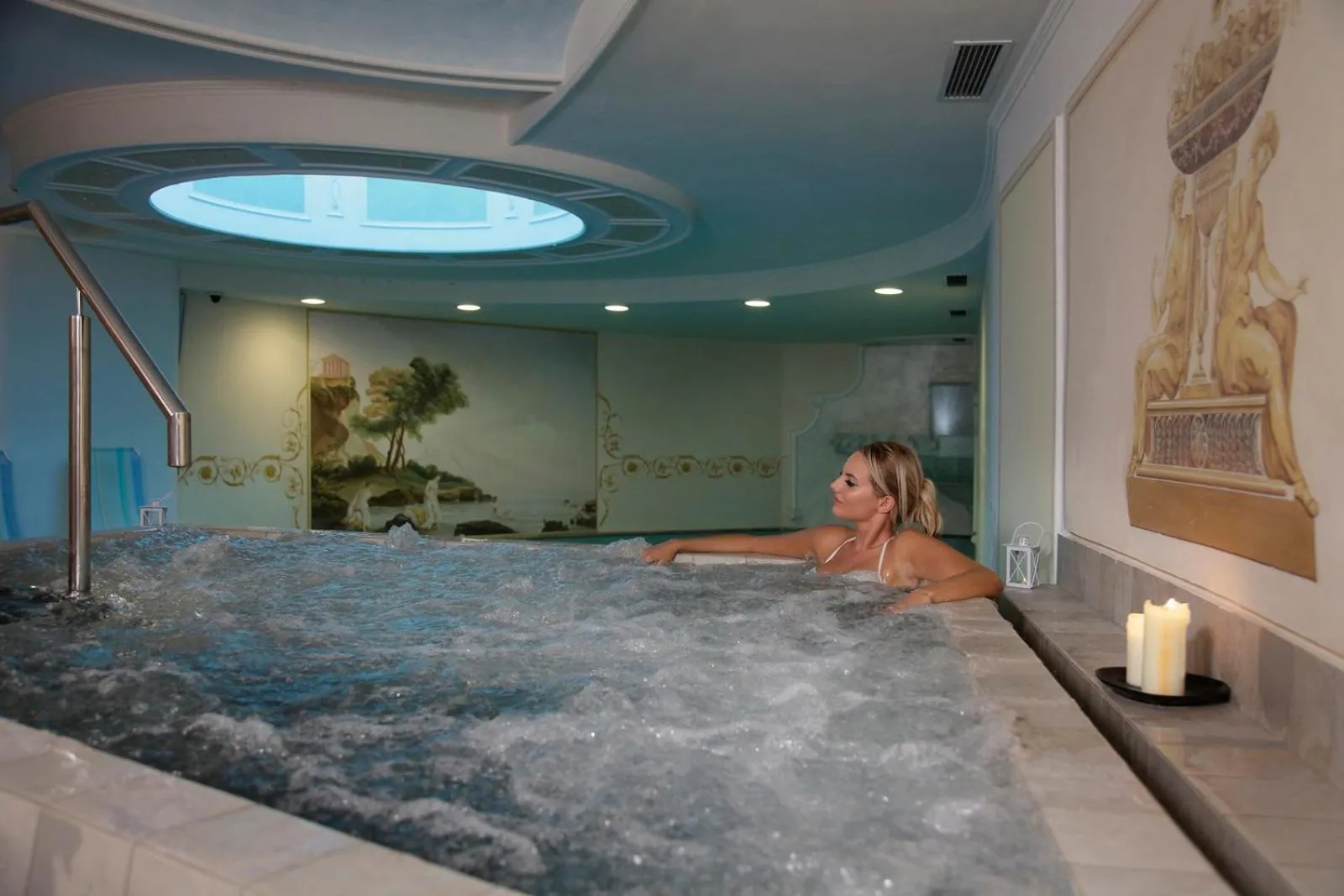 Hot Tub in Cavallino Lovely Hotel