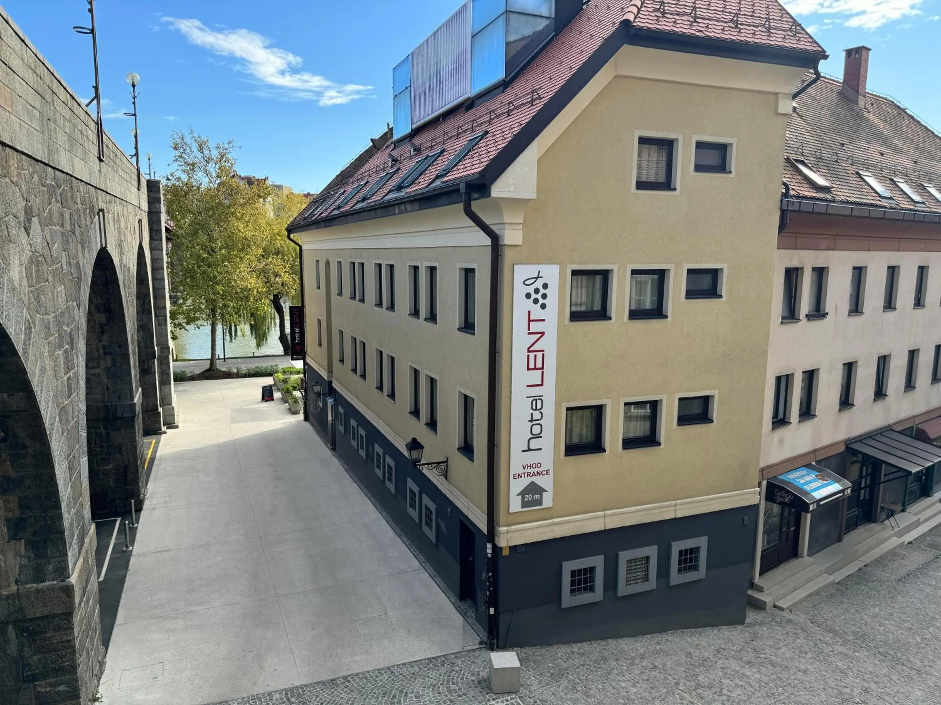 Property building in Hotel Lent