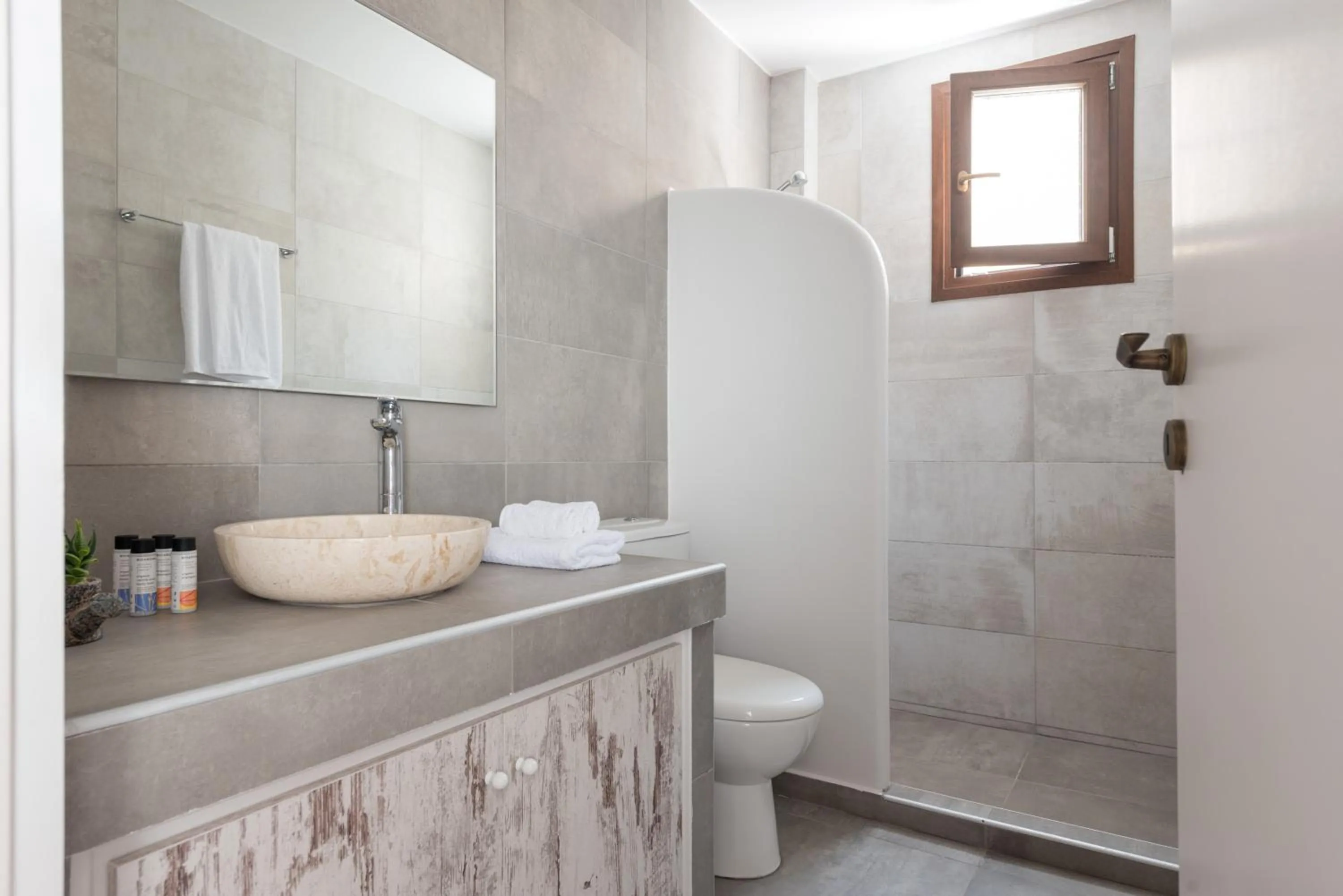 Shower in Elia Residences Santorini