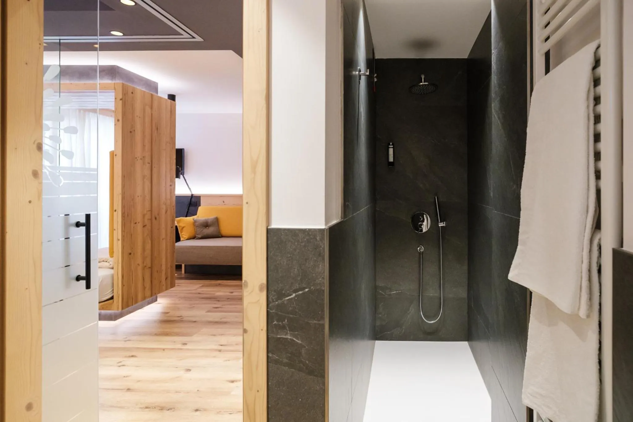 Shower, Bed in Hotel Piccola Baita