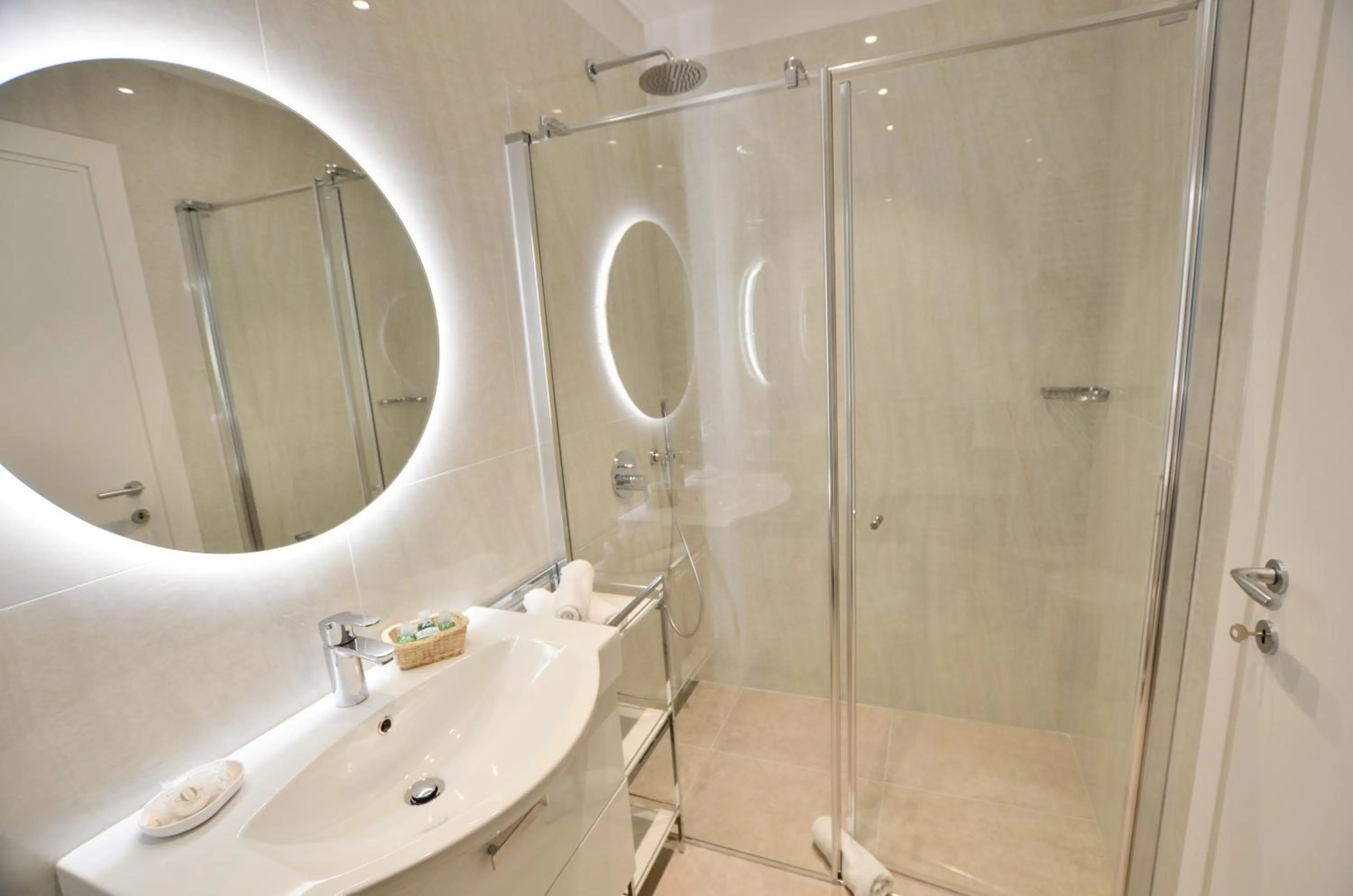 Bathroom in Villa Phoenix - Lake Apartments