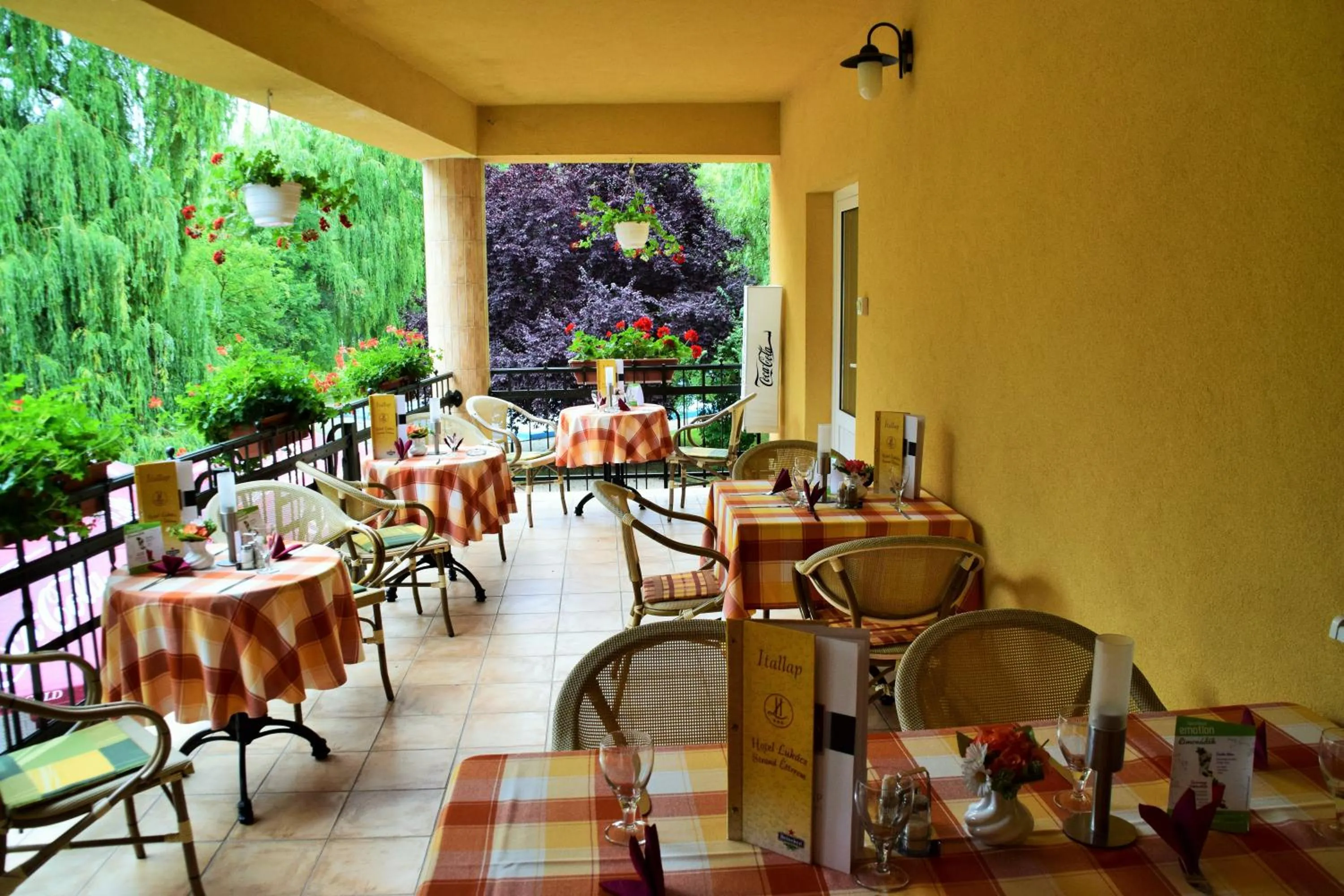 Restaurant/places to eat in Hotel Lukács Superior