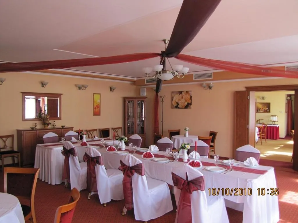 Restaurant/places to eat in Hotel Lukács Superior