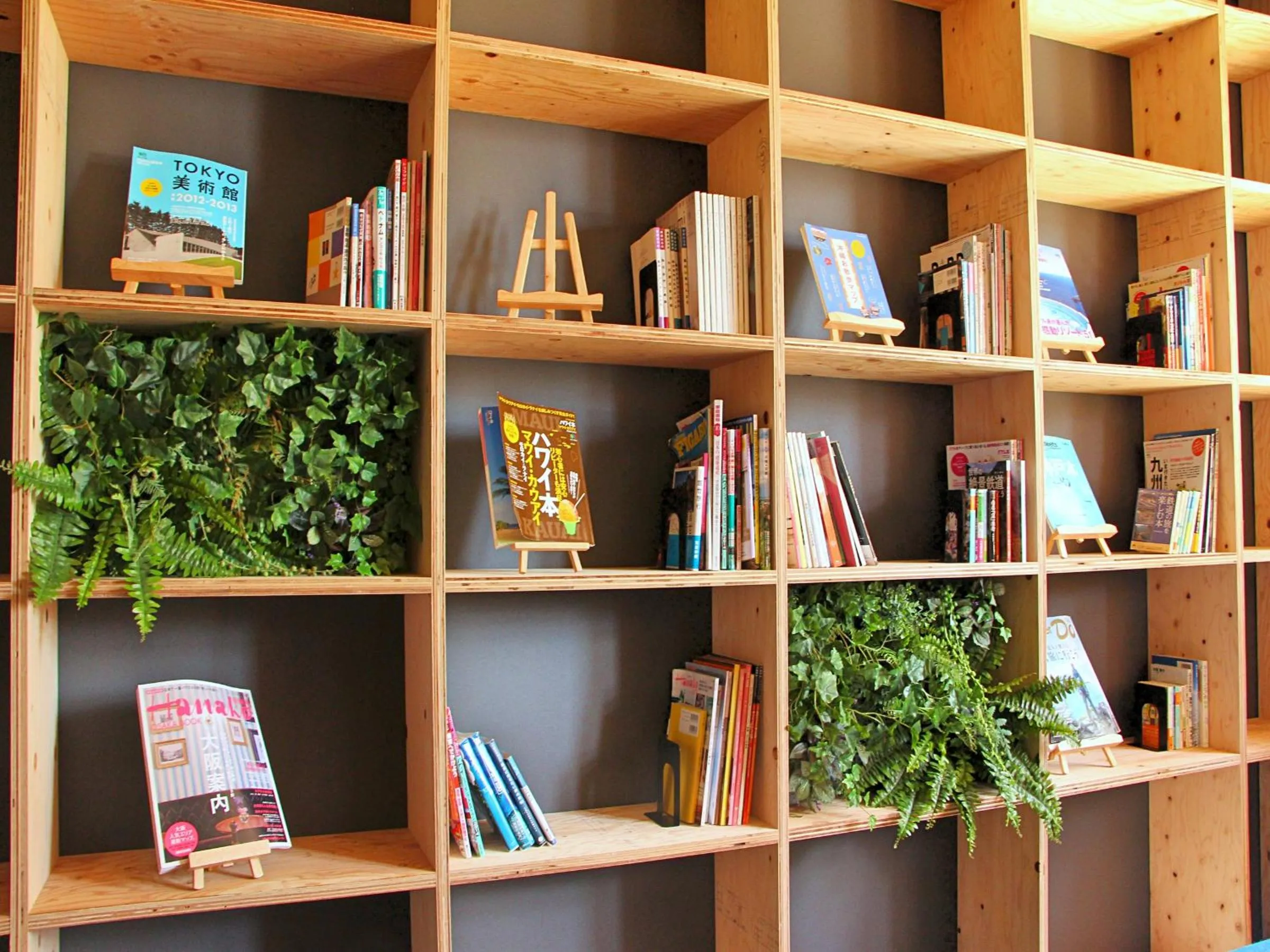 Library in TRAVEL&BOOK HOTEL HULATONCABIN TAKAMATSU