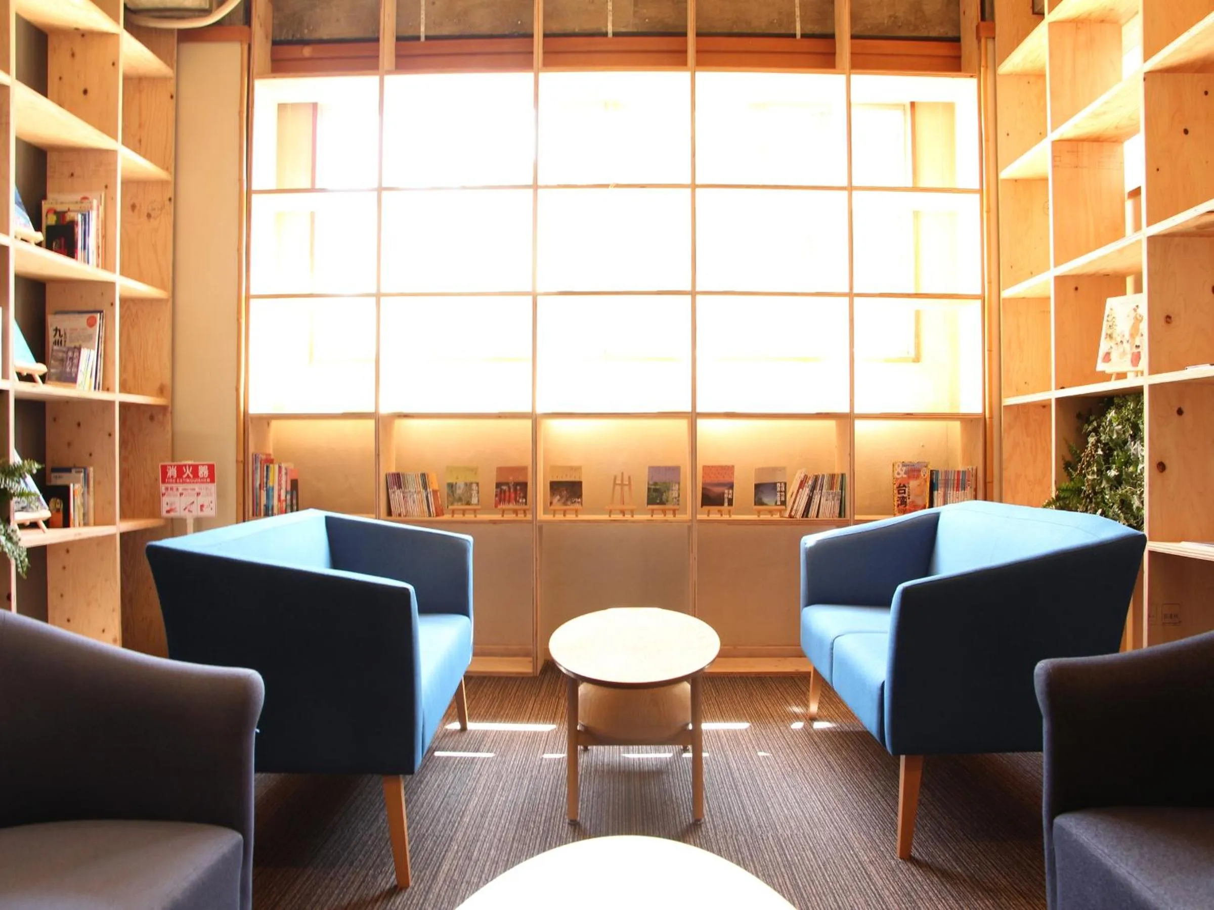Communal lounge/ TV room in TRAVEL&BOOK HOTEL HULATONCABIN TAKAMATSU