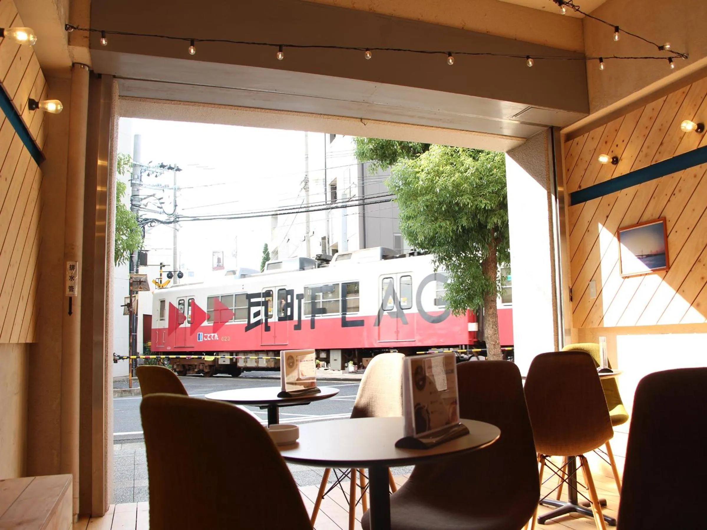 Communal lounge/ TV room in TRAVEL&BOOK HOTEL HULATONCABIN TAKAMATSU