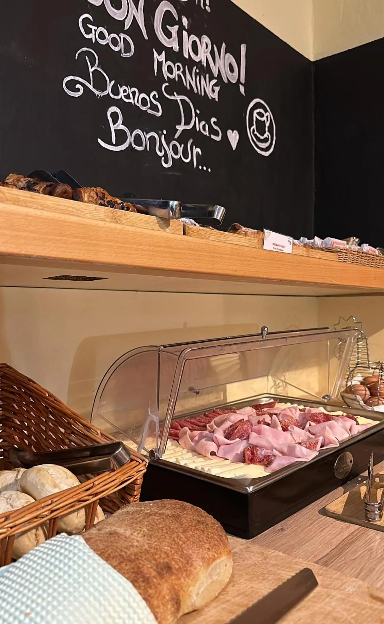 Buffet breakfast in Albergo Varone