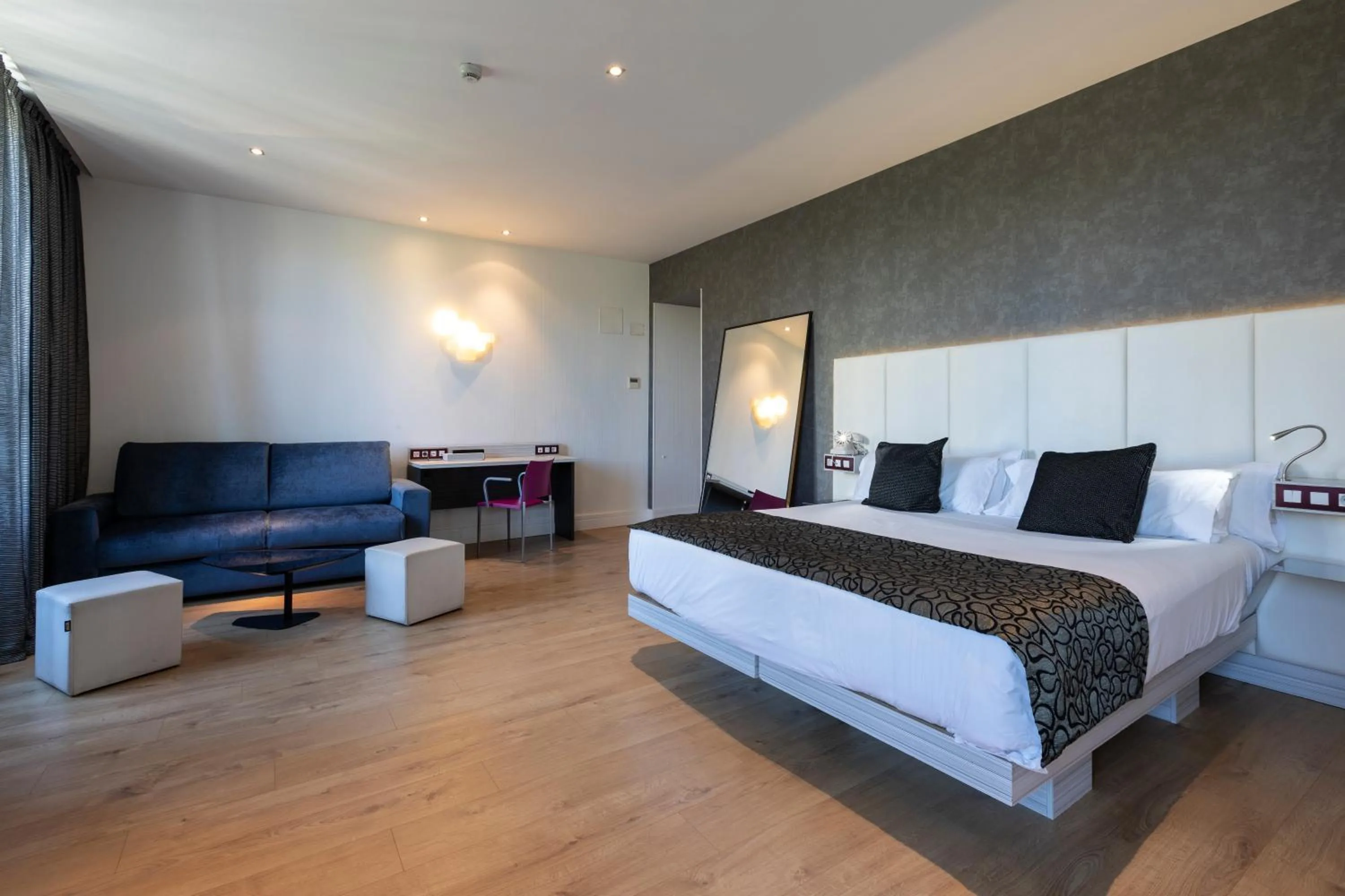 Photo of the whole room, Bed in Petit Palace Santa Bárbara