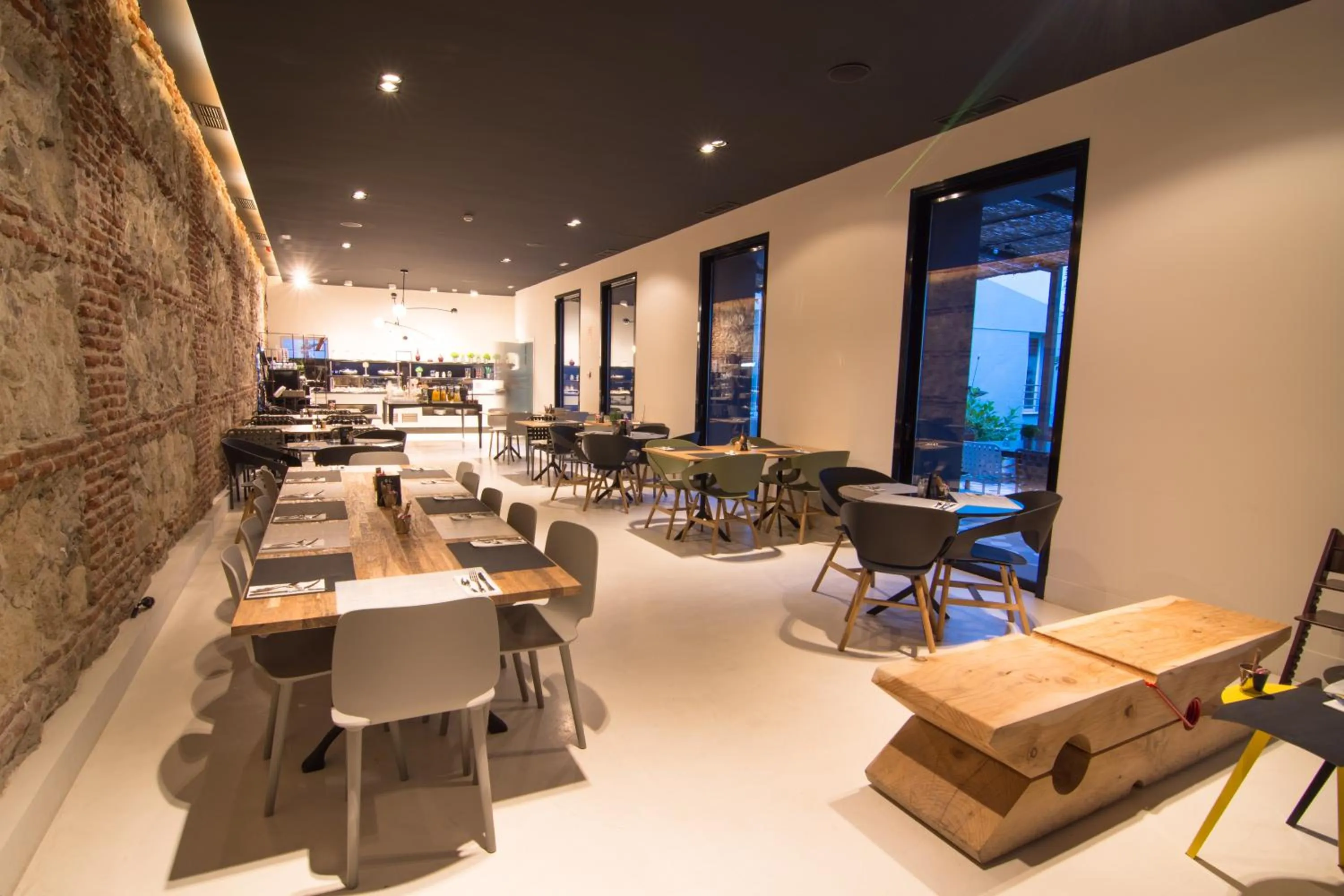 Restaurant/places to eat in Petit Palace Santa Bárbara