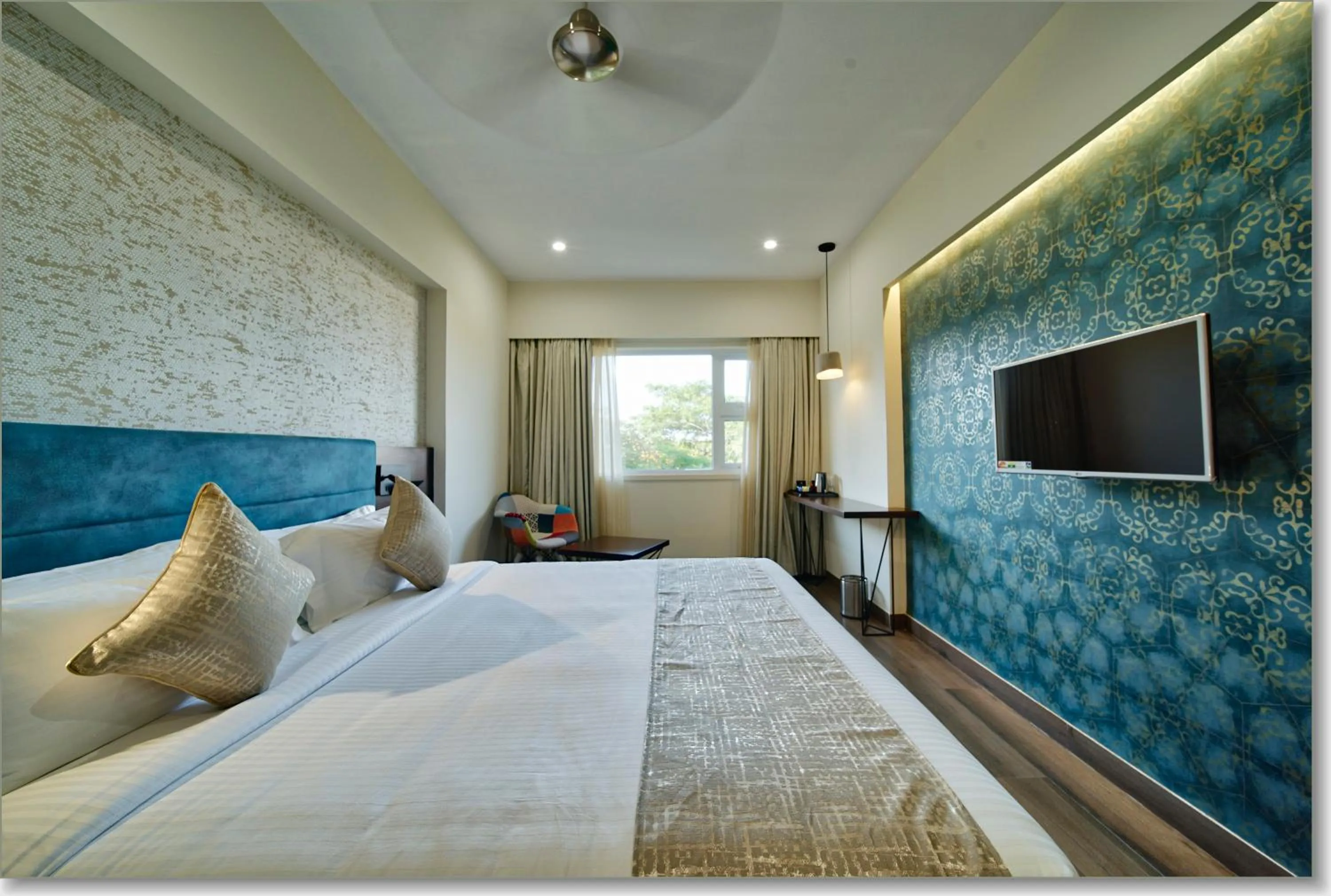 Communal lounge/ TV room, Bed in ICON Boutique by Bhagini