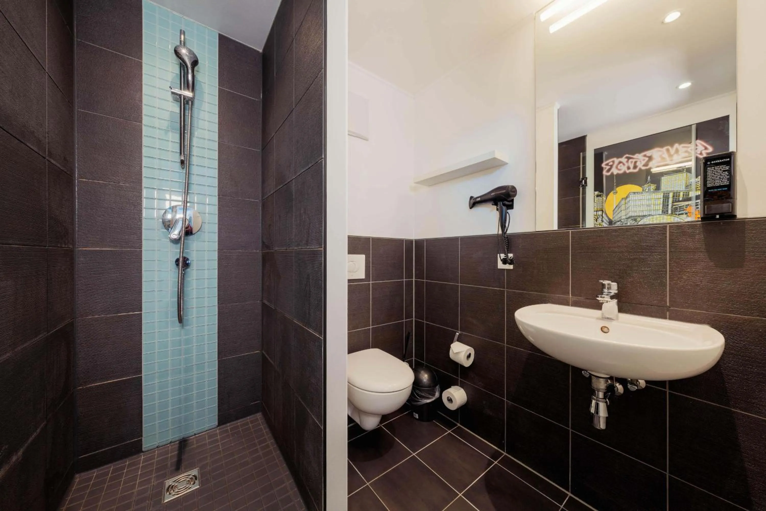 Shower in Generator Berlin Alexanderplatz