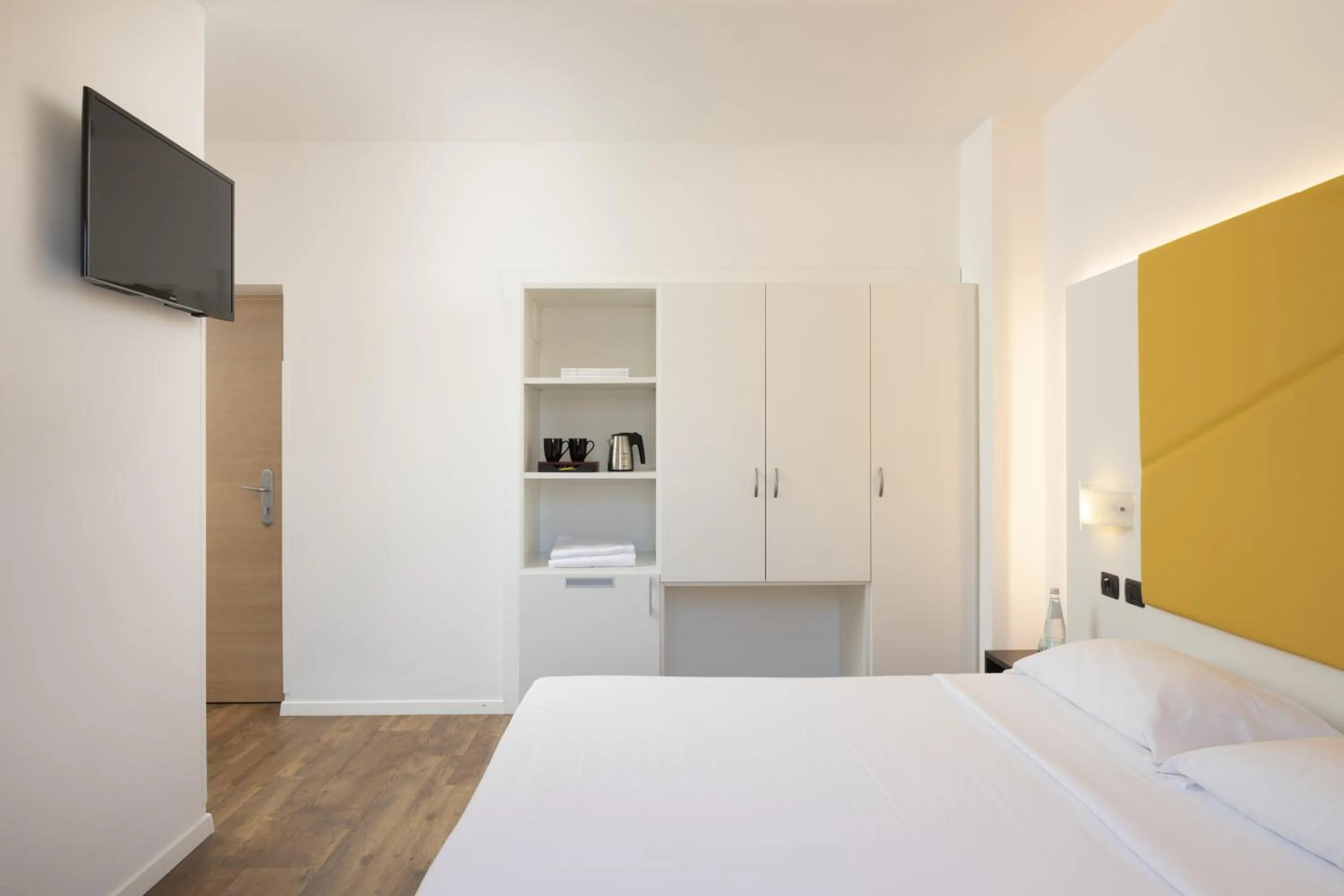 Shower, Bed in Hotel Villa Claudia