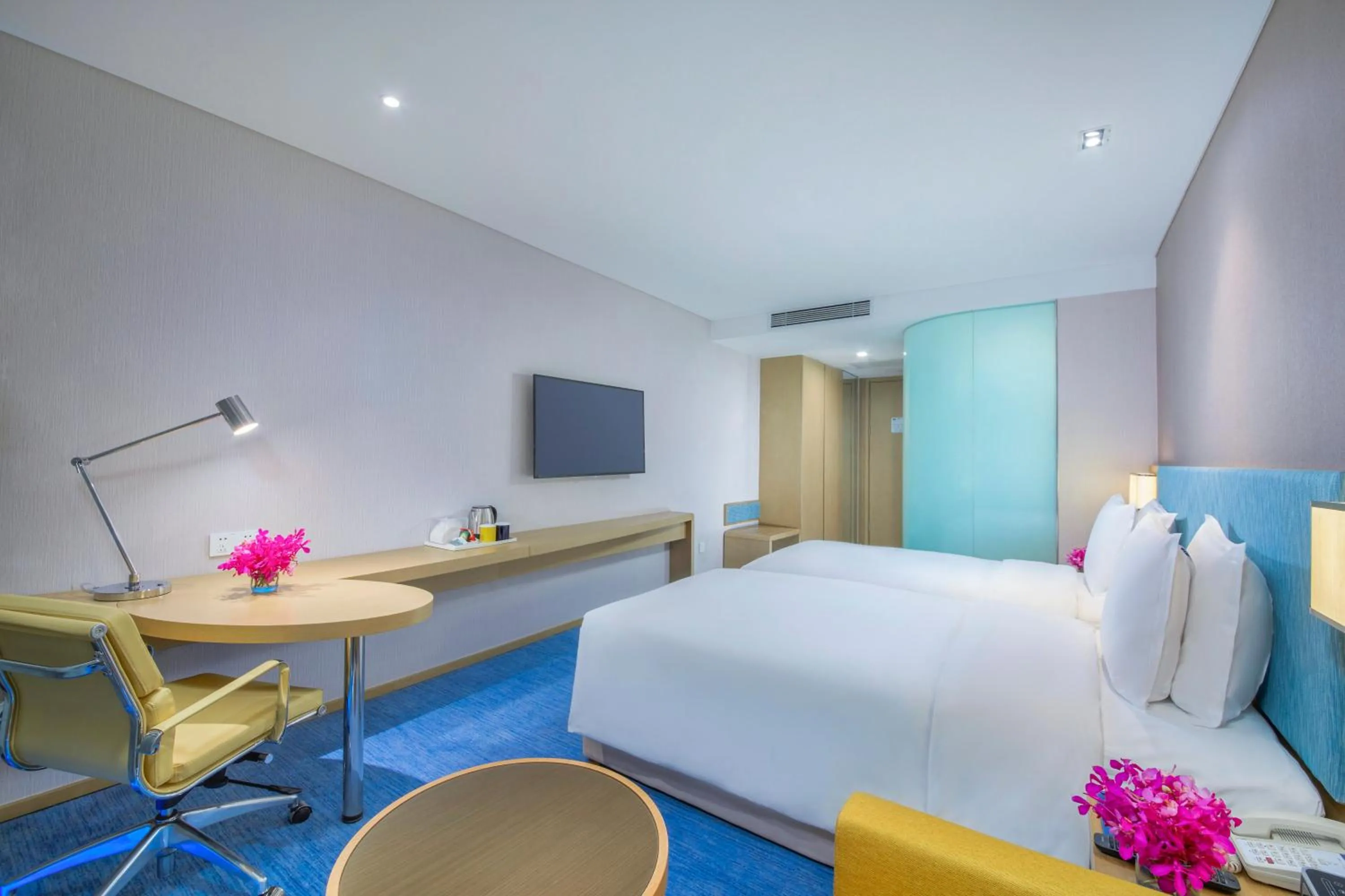 Photo of the whole room in Holiday Inn Express Zhengzhou Longzi Lake by IHG