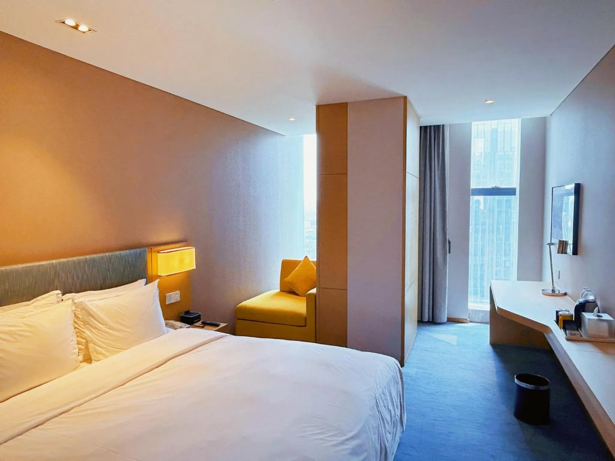 Photo of the whole room in Holiday Inn Express Zhengzhou Longzi Lake by IHG